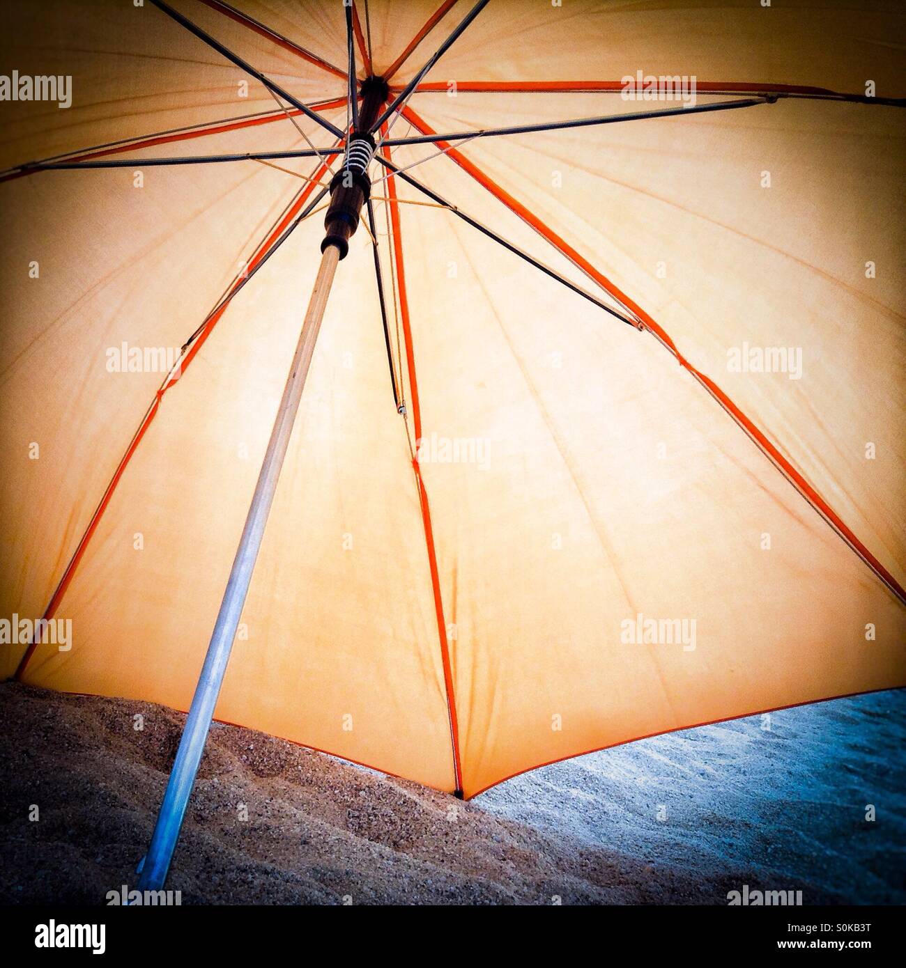 Parasol Orange beach Banque D'Images