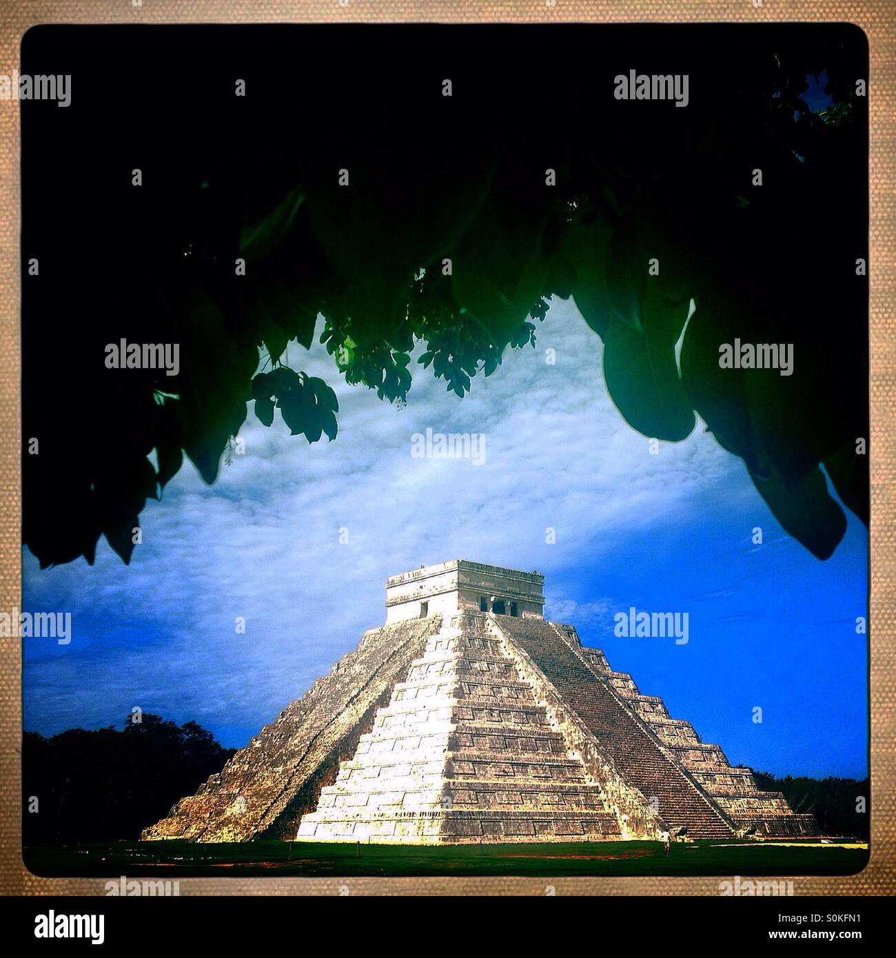 Le Mayan-Toltec Piramyd du soleil ou l'Piramyd de Kukulkan à Chichen Itza, pistes, Tinum, Yucatan, Mexique Banque D'Images