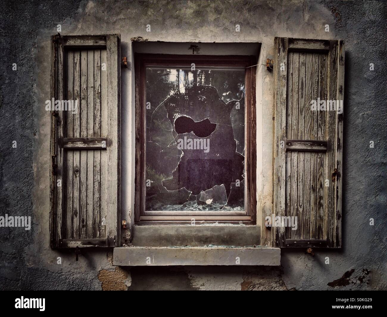 Fenêtre cassée - Image de stock capturée avec un smartphone