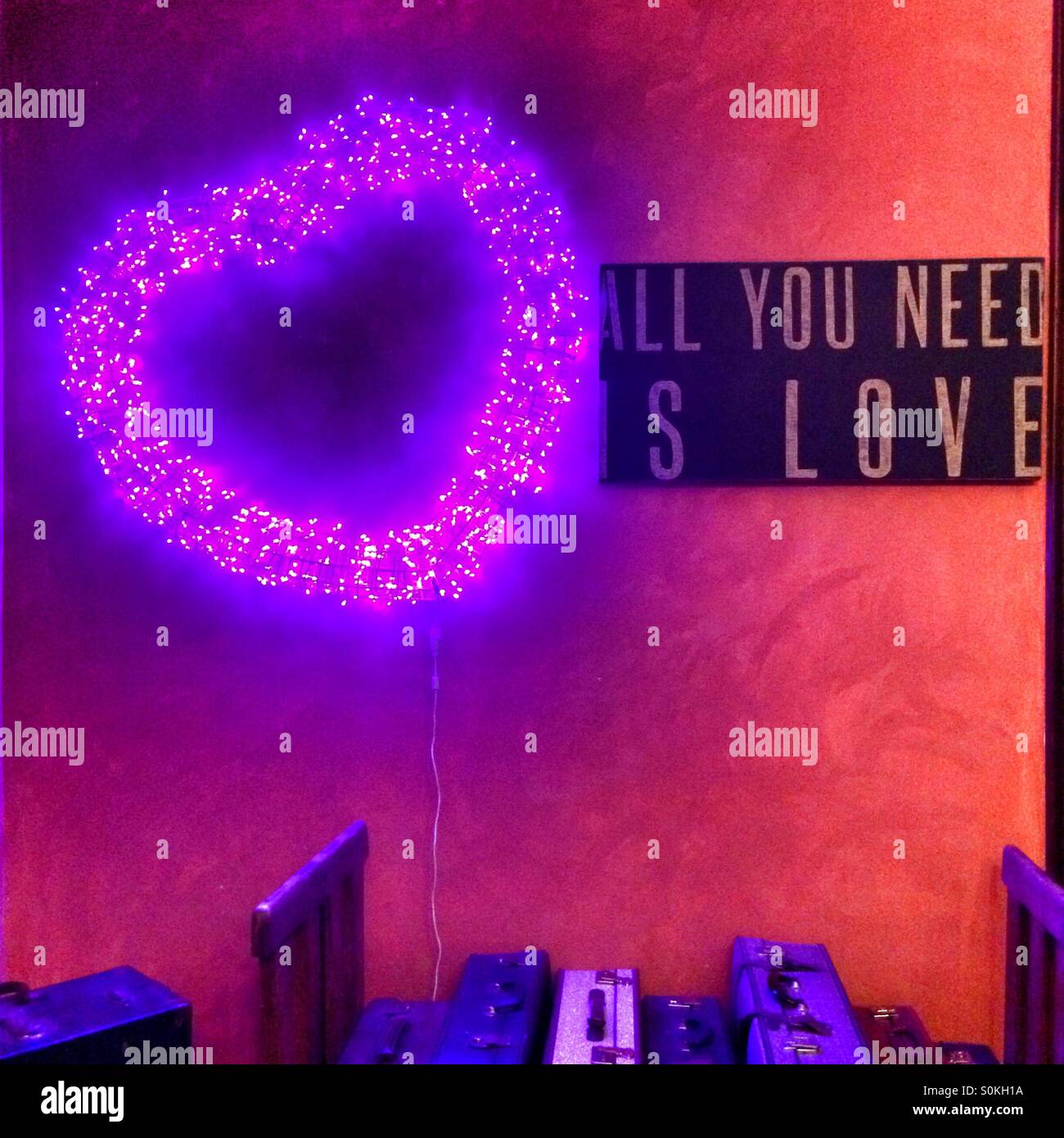 Un coeur d'amour et de 'All you need is Love'. Banque D'Images