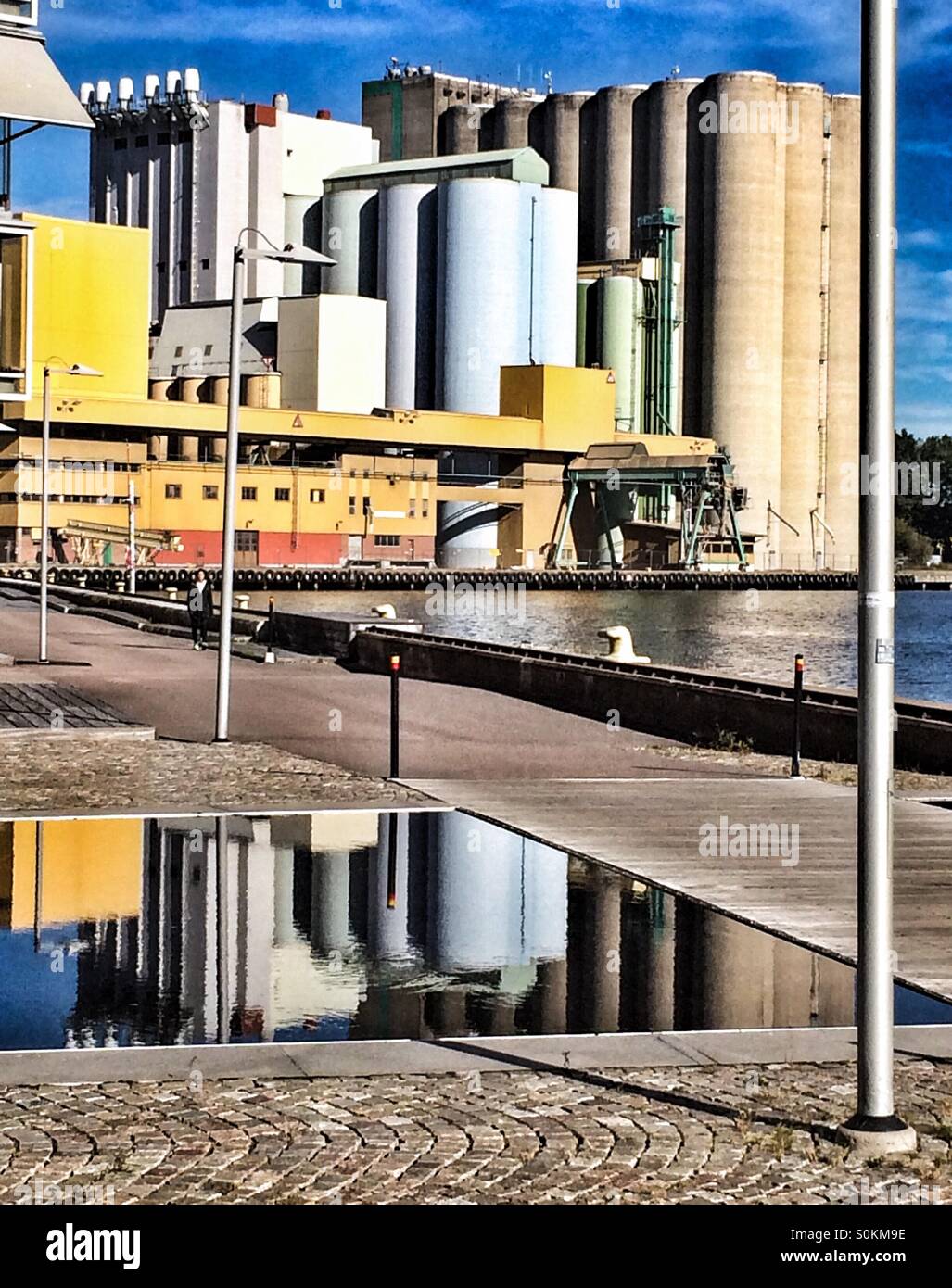 Magazine de l'industrie se reflète dans le miroir de l'eau Banque D'Images