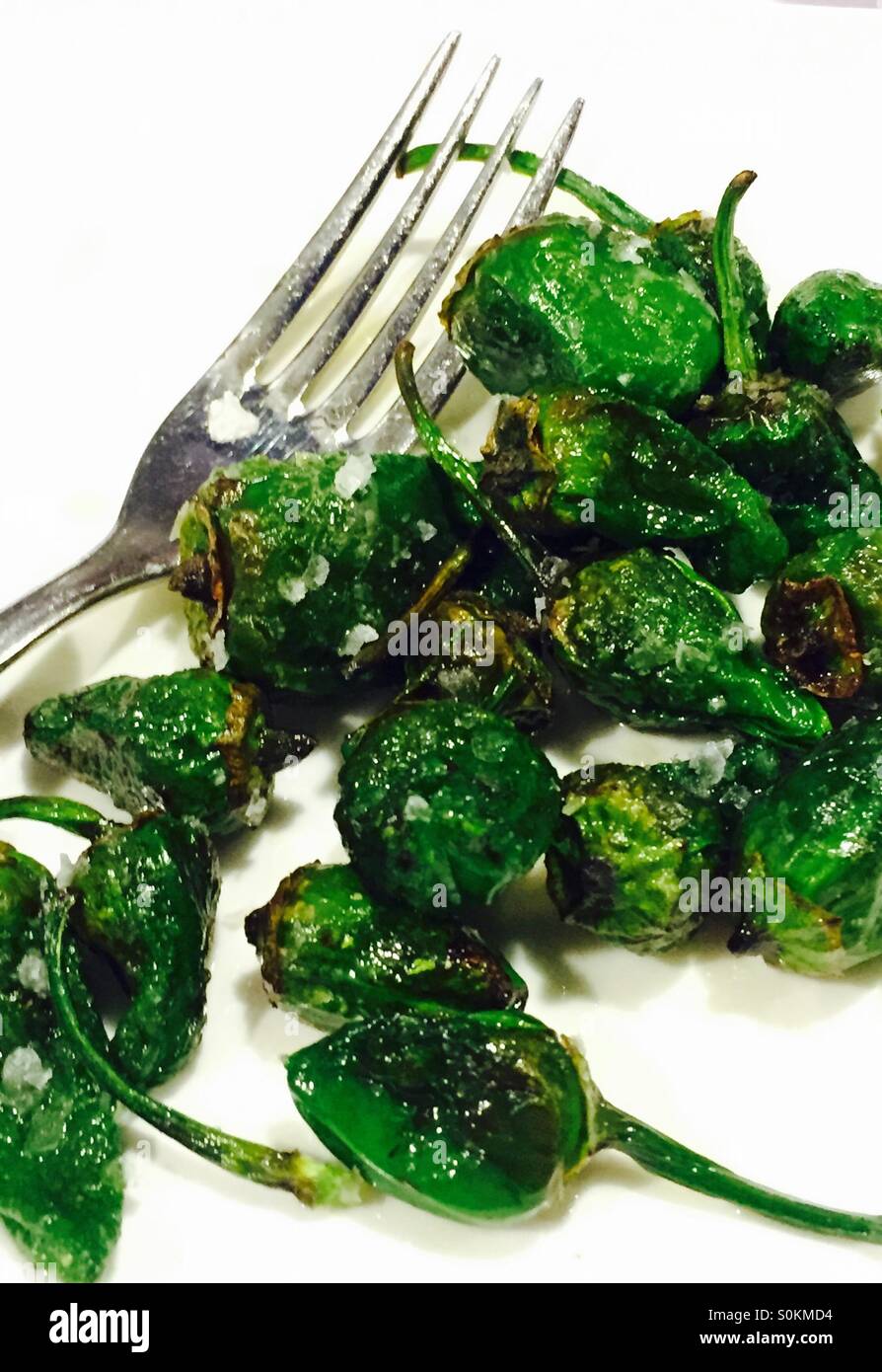 Poivrons frits dans l'huile d'olive sur une plaque blanche avec une fourchette - Image de stock capturée avec un smartphone