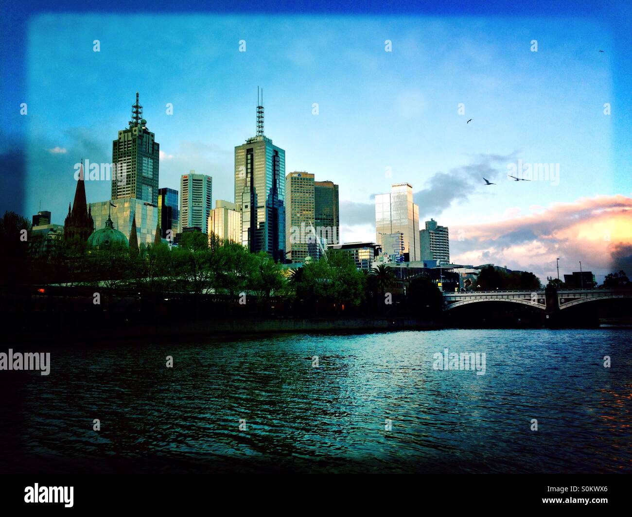 Des bâtiments de la ville de Melbourne avec la rivière Yarra et de Princes Bridge - Image de stock capturée avec un smartphone