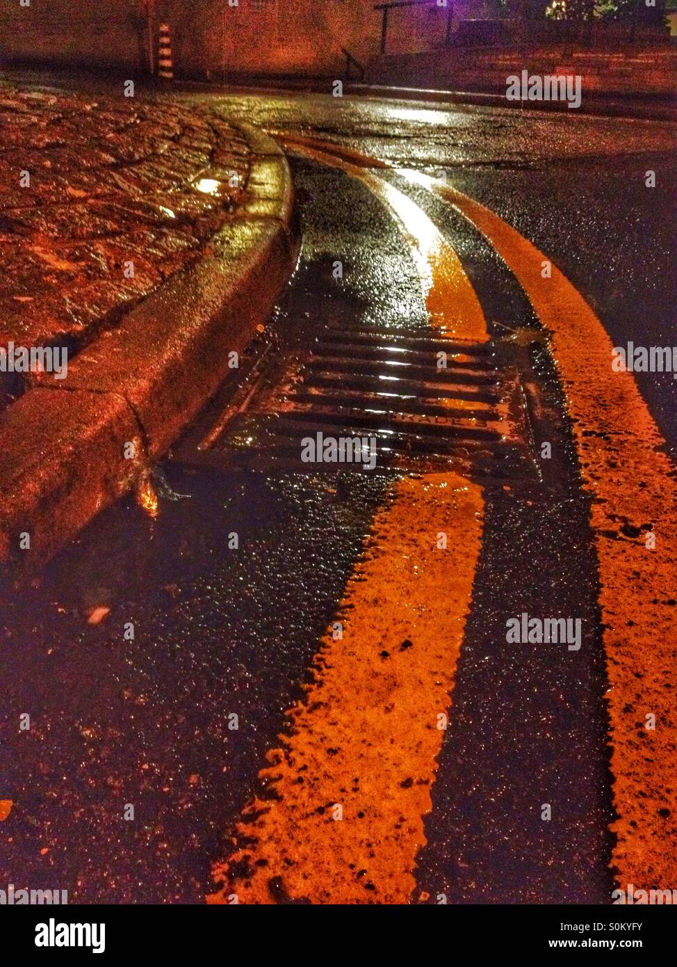 Les lignes jaunes double sur une nuit pluvieuse. - Image de stock capturée avec un smartphone