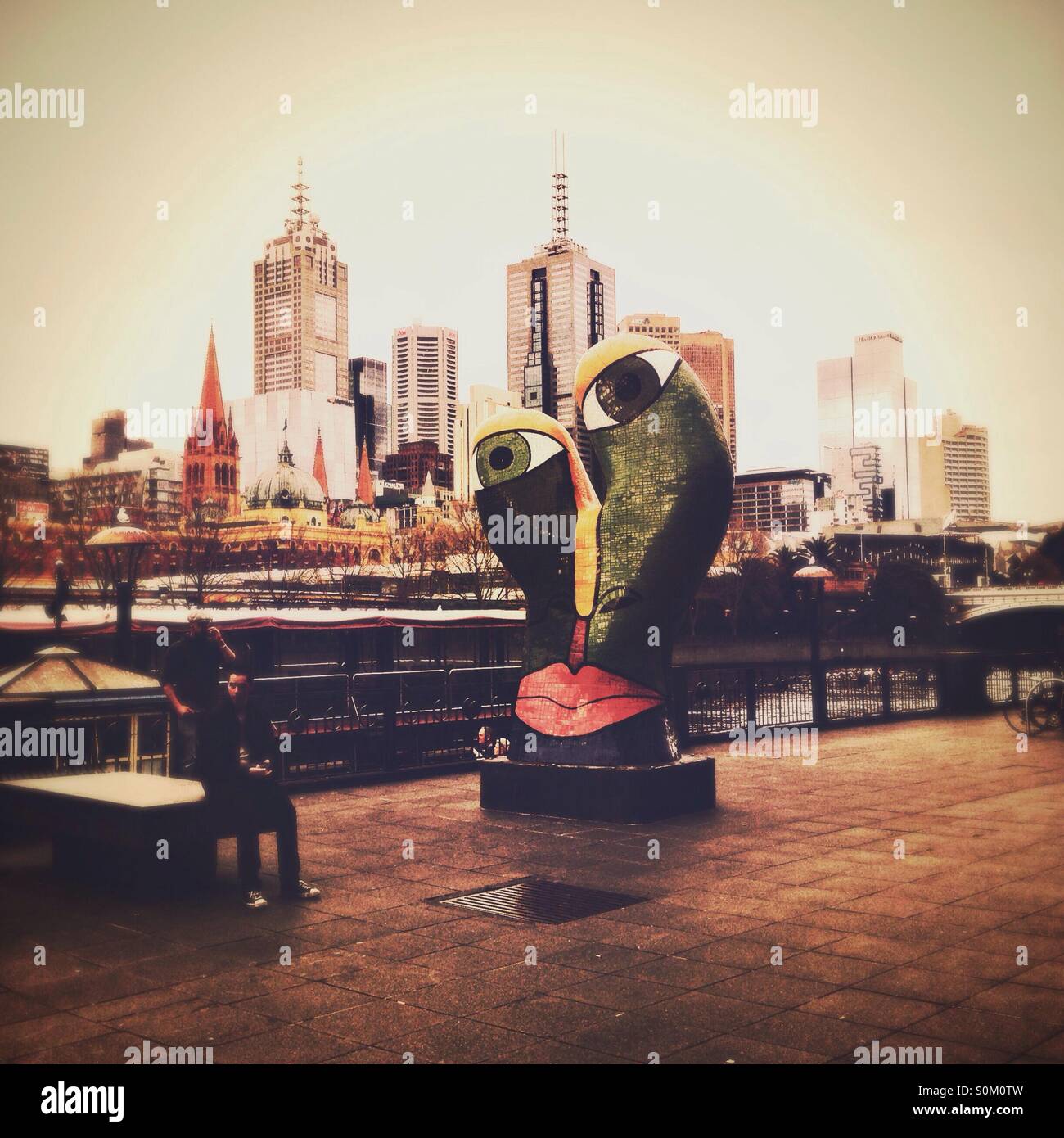 Melbourne face sculpture par l'artiste local avec la ville en arrière-plan - Image de stock capturée avec un smartphone