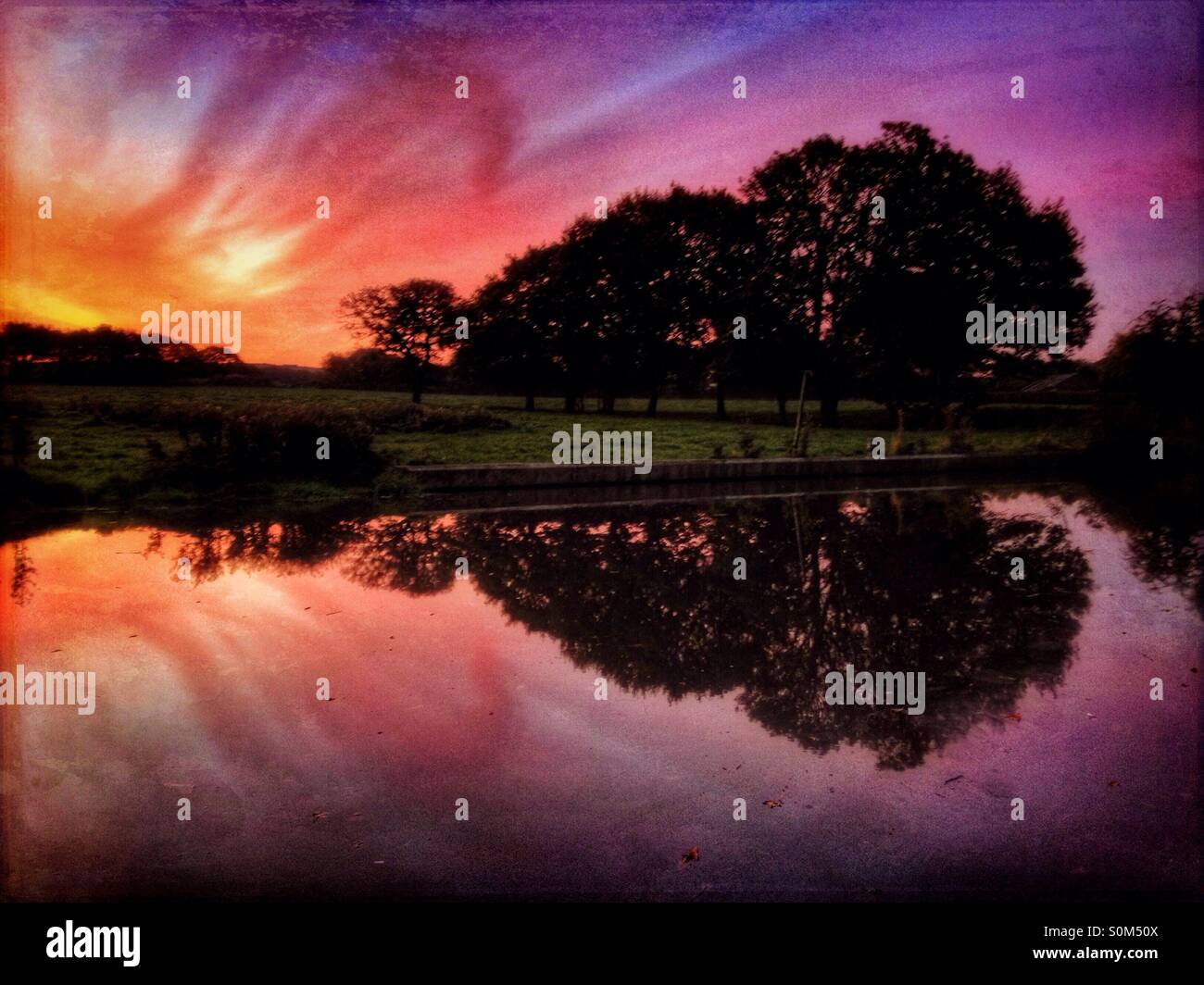 Lever du soleil reflétée à Leeds et Liverpool canal à Adlington dans le Lancashire Banque D'Images