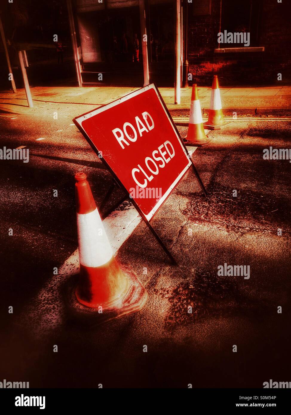 Road closed sign England UK Royaume-Uni GB Grande Bretagne - Image de stock capturée avec un smartphone