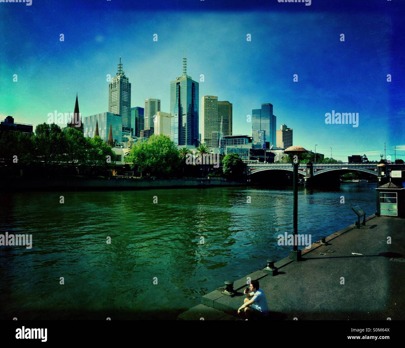 Melbourne city skyline avec lone personne en voyant la rivière Yarra - Image de stock capturée avec un smartphone