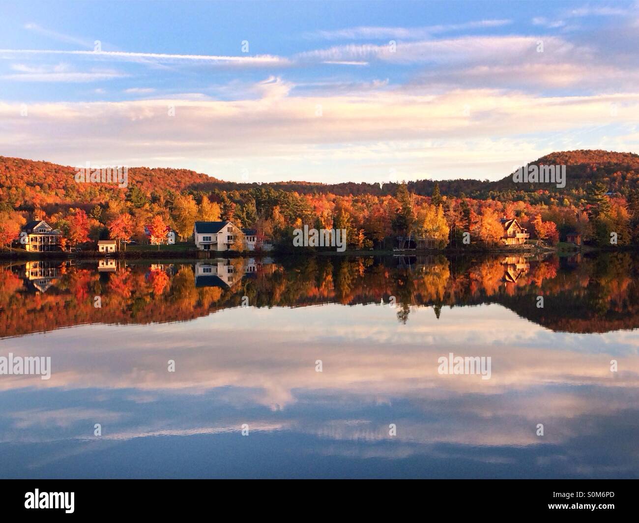 Coucher de soleil sur Eden Lake, Stowe, Vermont en automne Banque D'Images