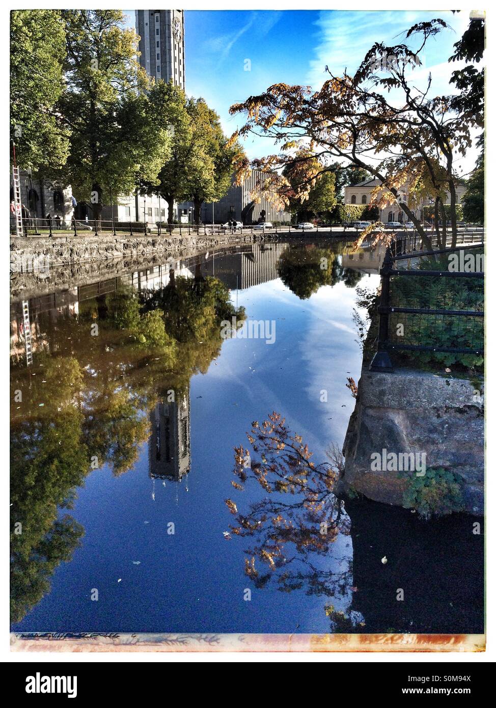 Couleurs de l'automne reflète dans la rivière Banque D'Images