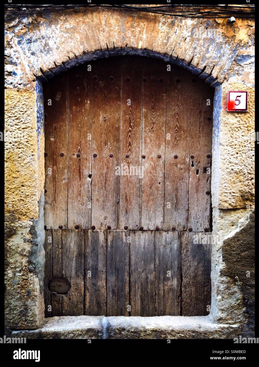 "Porte Numéro 5" . . . Une scène de rue à Ascó, Catalogne, Espagne. - Image de stock capturée avec un smartphone