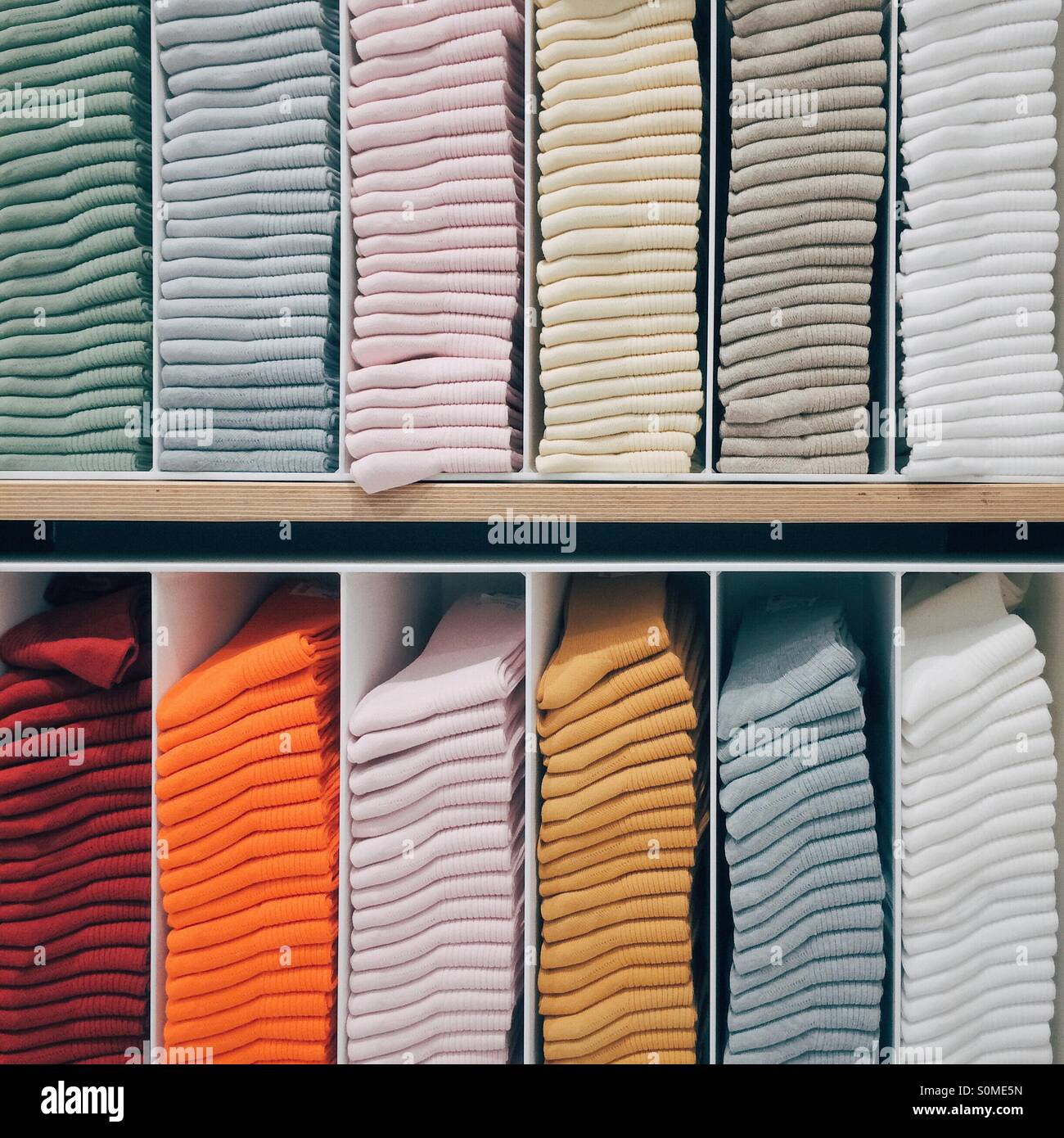 Comme des chaussettes arc en ciel a UNIQLO Photo Stock Alamy