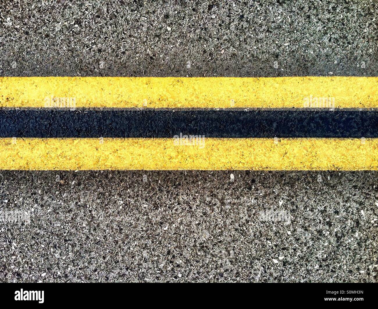 Les lignes jaunes sur la route Double - Image de stock capturée avec un smartphone