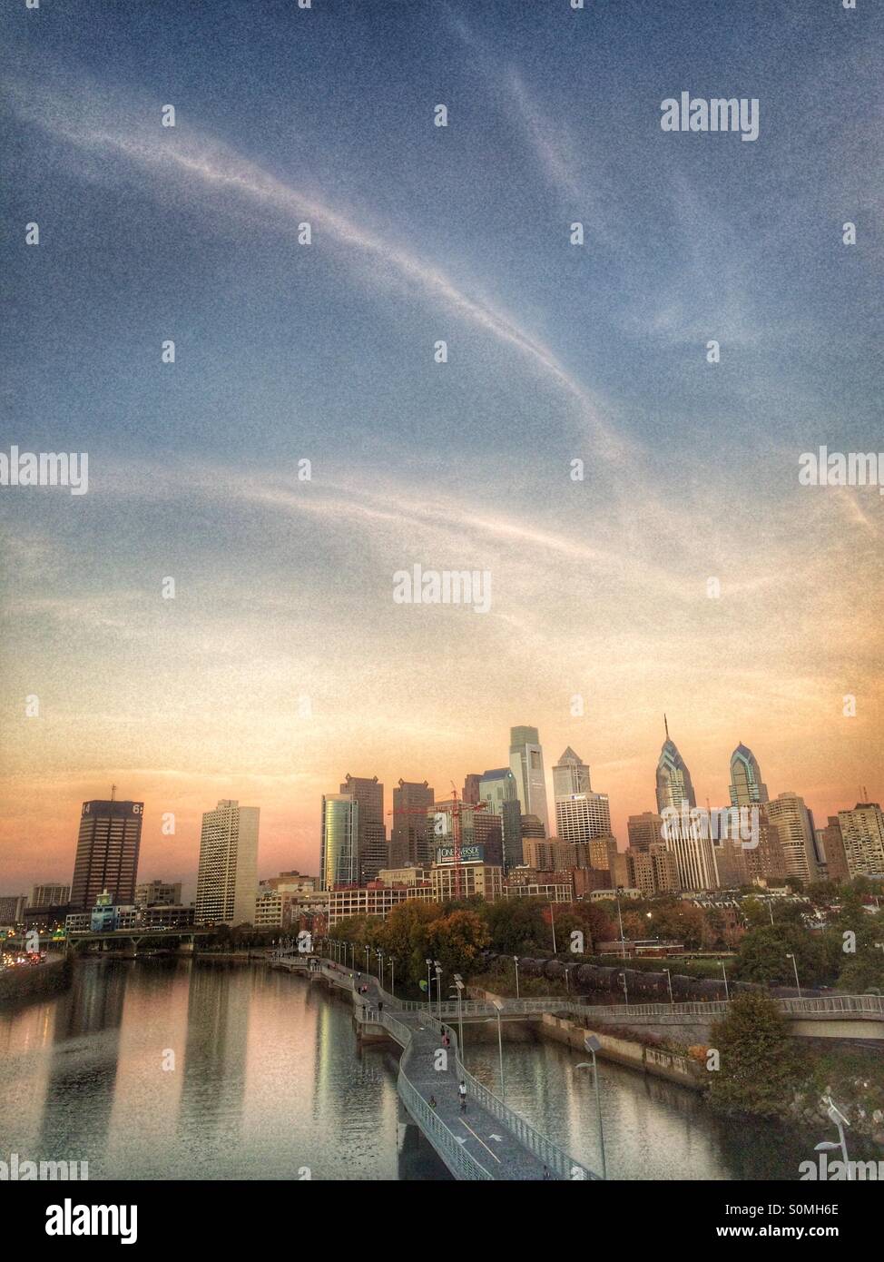 Promenade de la rivière Schuylkill et skyline , Philadelphie, Pennsylvanie - Image de stock capturée avec un smartphone