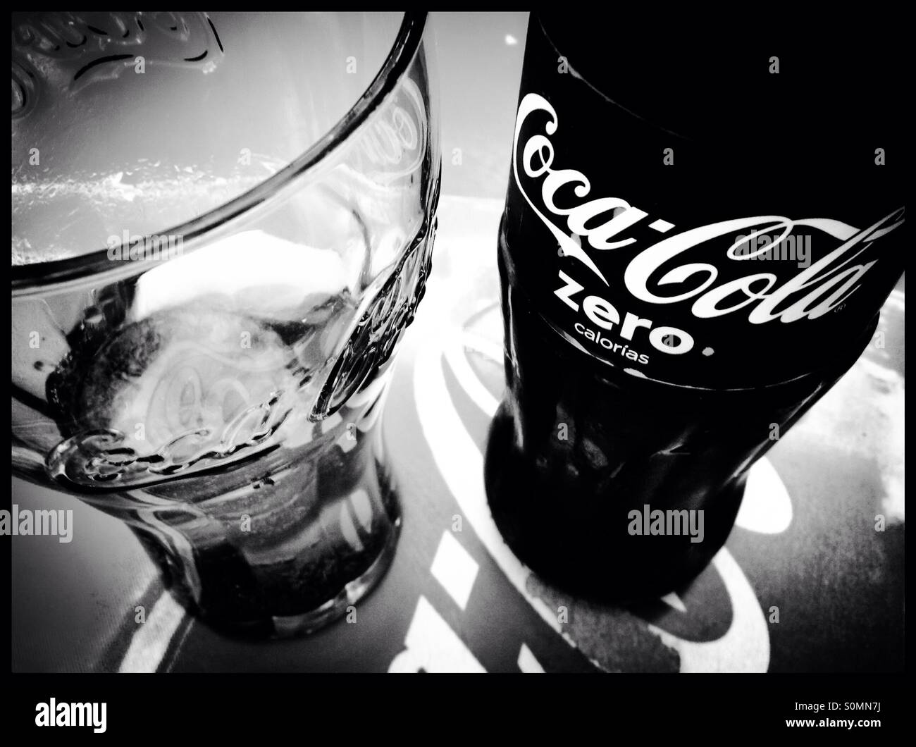 Bouteille de Coca-Cola traditionnel et en verre, avec de la glace et citron, Catalogne, Espagne Banque D'Images