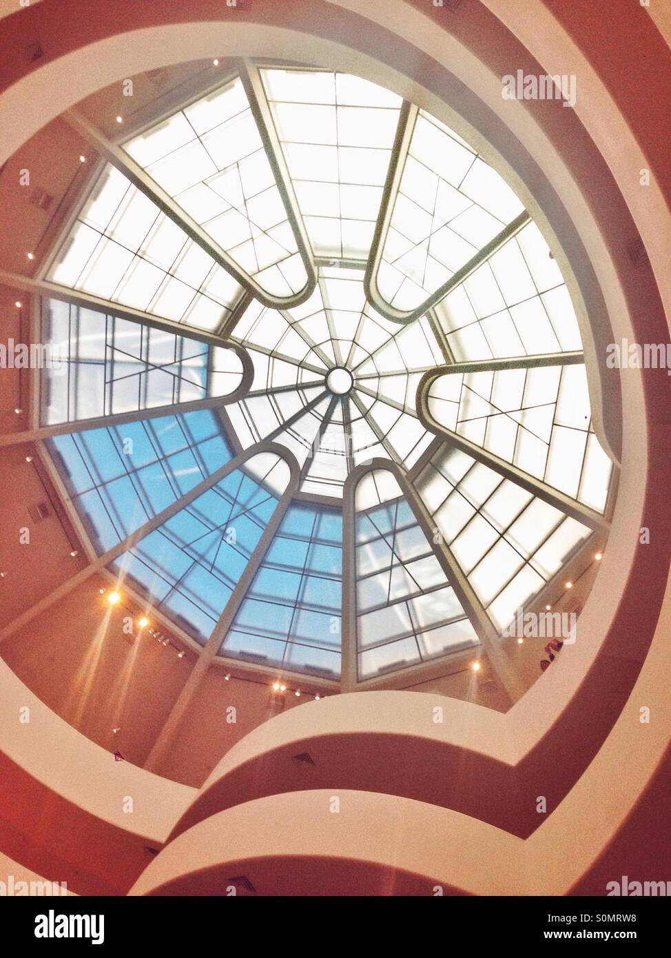 Grande lucarne au Guggenheim Museum, New York City, États-Unis d'Amérique. Banque D'Images