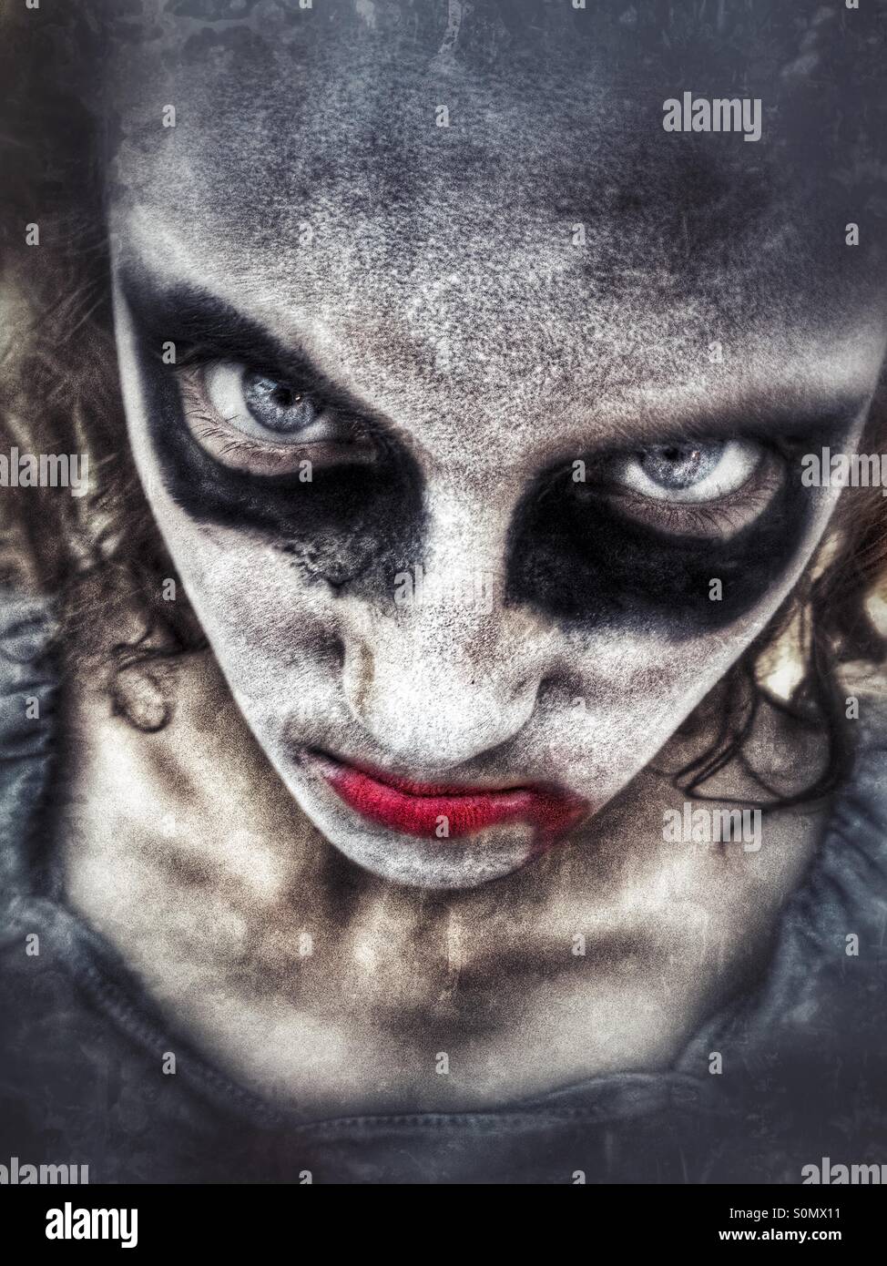 Jeune fille dans Halloween face paint Banque D'Images