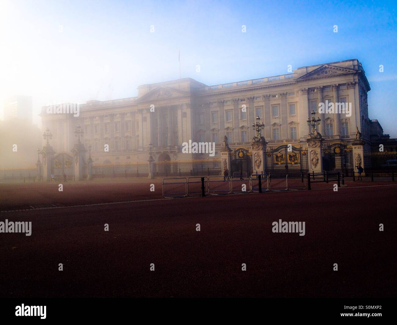 Le palais de Buckingham dans la brume matinale - Image de stock capturée avec un smartphone