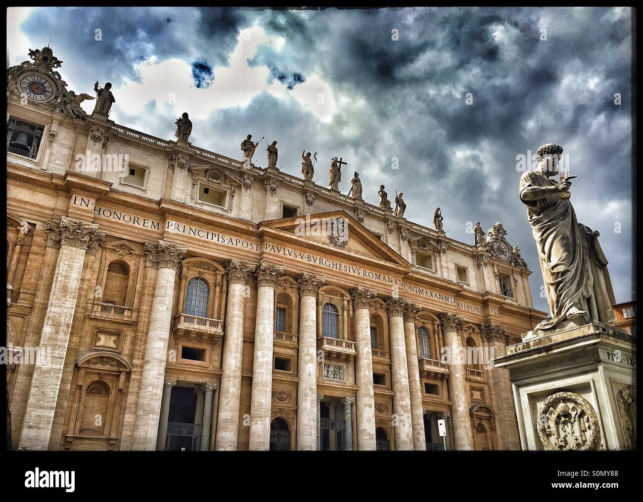 Maderno's Façade de la Basilique Papale de Saint Pierre (Basilica di San Petro) sur la Place Saint Pierre, le Vatican (Rome, Italie). La statue de saint Pierre sur la droite. Crédits photos - © COLIN HOSKINS. - Image de stock capturée avec un smartphone