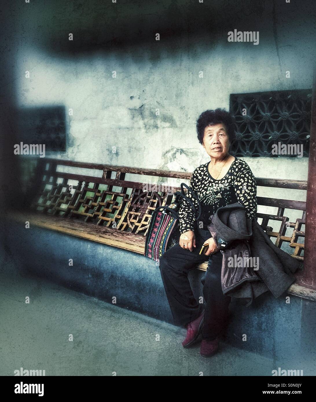 Chinois vieux assis sur un banc Banque D'Images