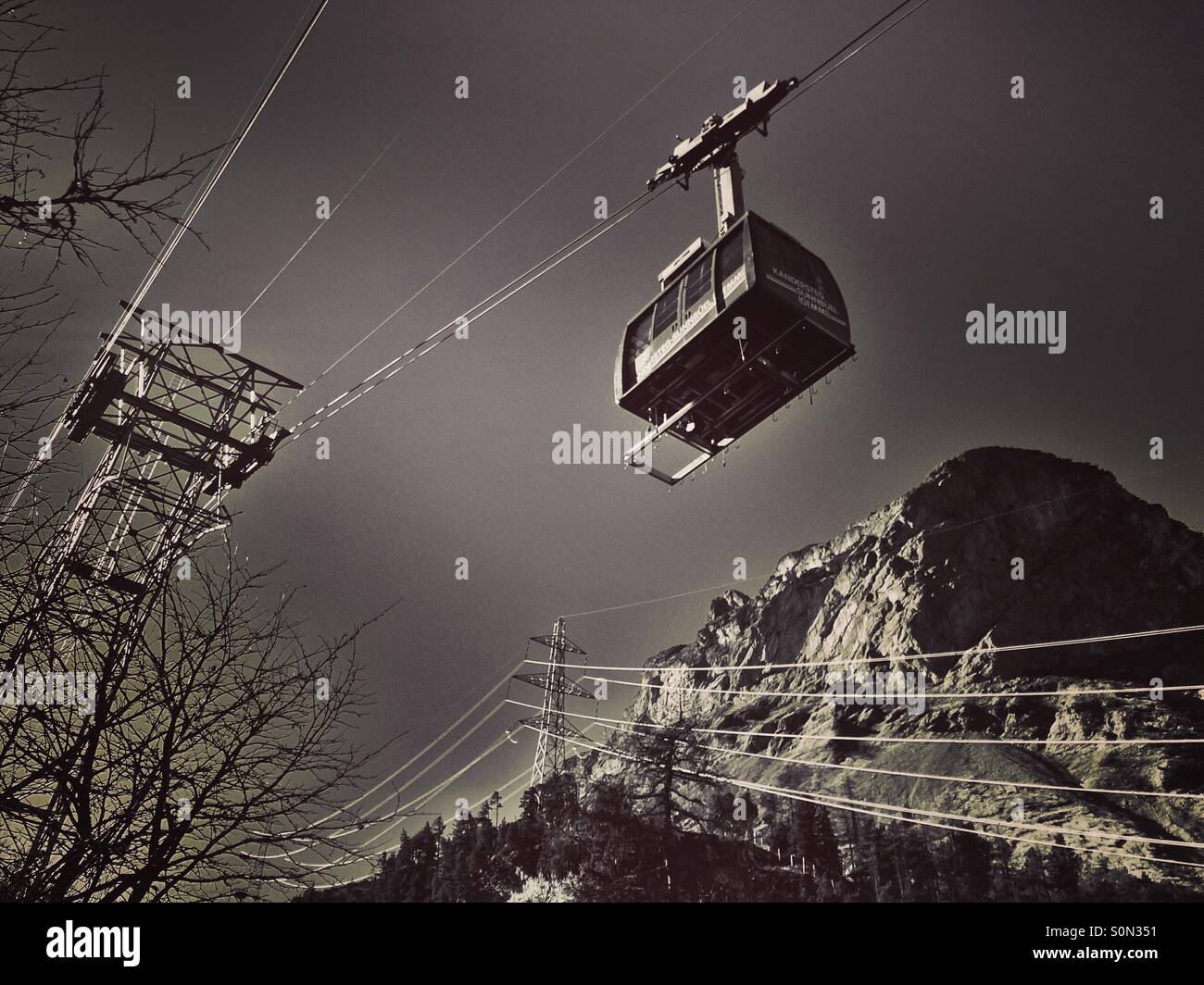 Image en noir et blanc du funiculaire dans l'Oberland bernois, en Suisse Banque D'Images