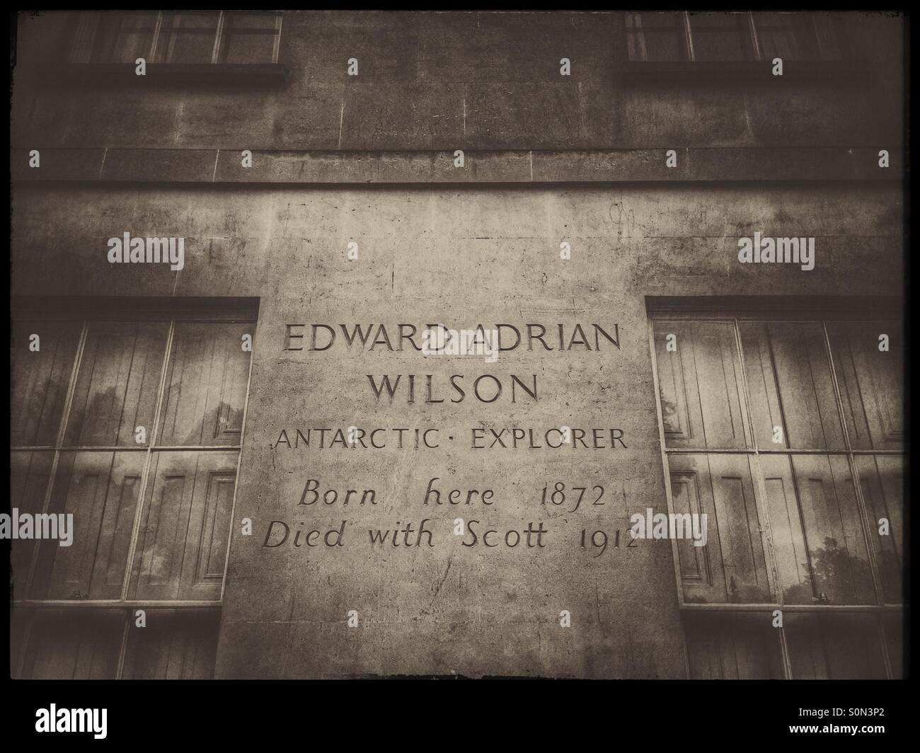 La gravure sur le mur extérieur de la maison où le Dr Edward Adrian Wilson est né, 23 juillet 1872 à Cheltenham, Angleterre. Dr Wilson accompagné Scott sur son expédition Terra Nova au Pôle Sud. - Image de stock capturée avec un smartphone