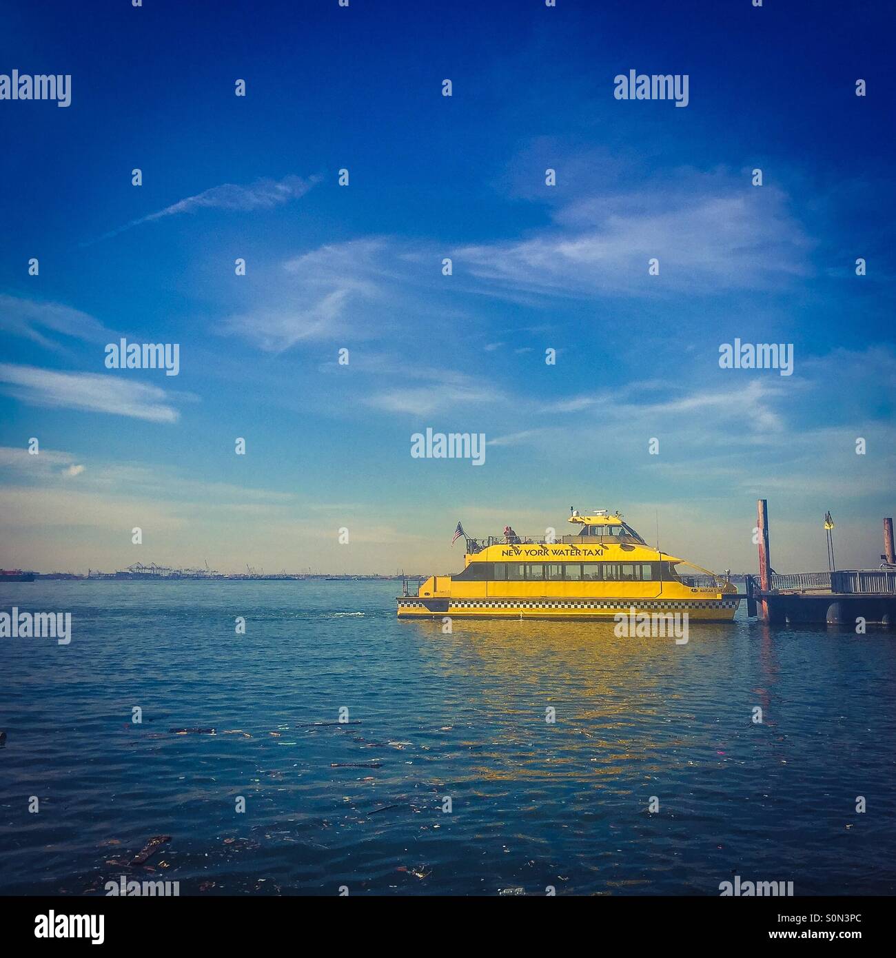 Red Hook, Brooklyn Waterfront water taxi. Banque D'Images