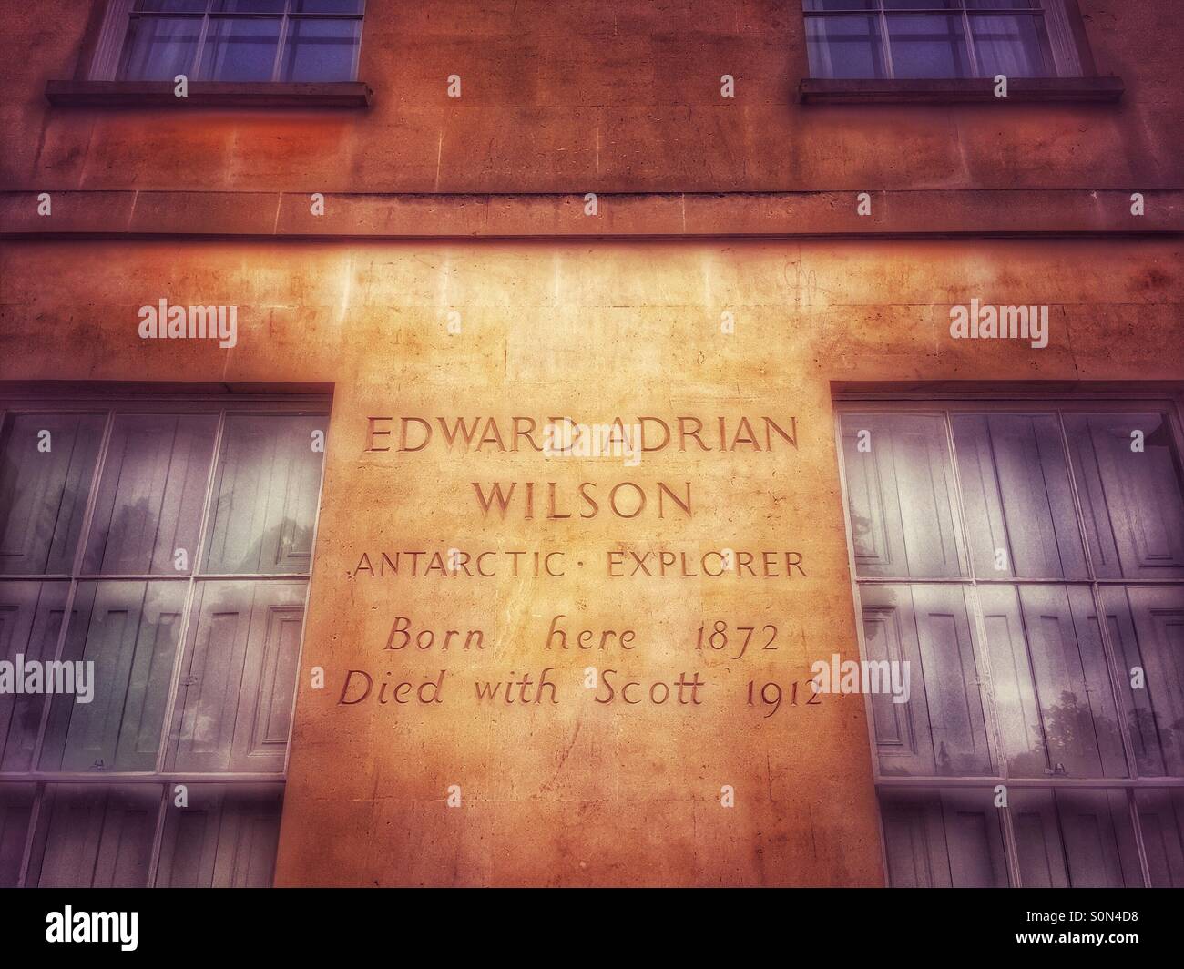 La gravure sur le mur extérieur de la Cheltenham House où le Dr Edward Adrian Wilson est né le 23 juillet 1872. Wilson accompagné le capitaine Robert Scott sur son expédition au Pôle Sud Géographique. - Image de stock capturée avec un smartphone