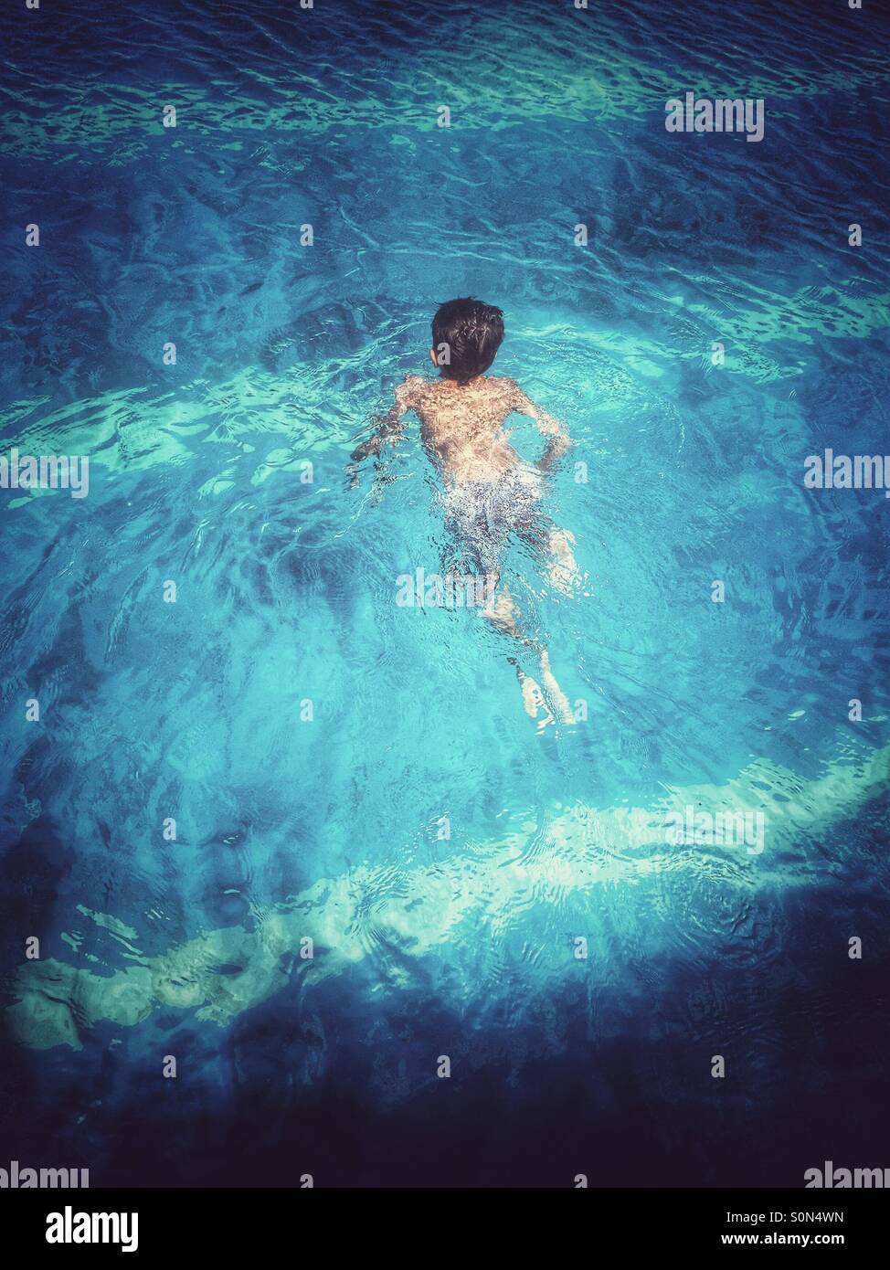 Garçon la natation dans la piscine Banque D'Images