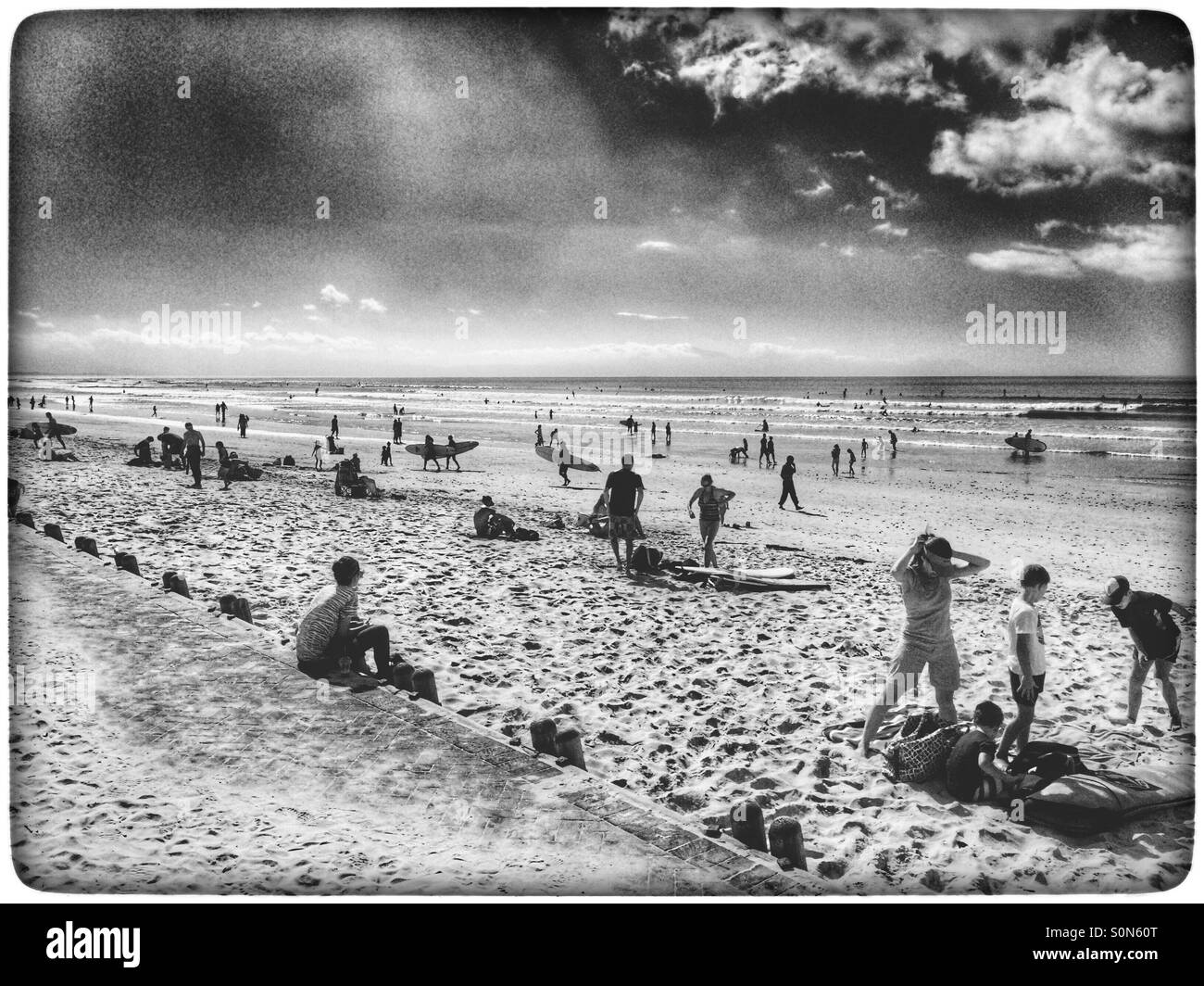 Photo en noir et blanc de personnes appréciant jour dehors à Muizenberg beach. - Image de stock capturée avec un smartphone