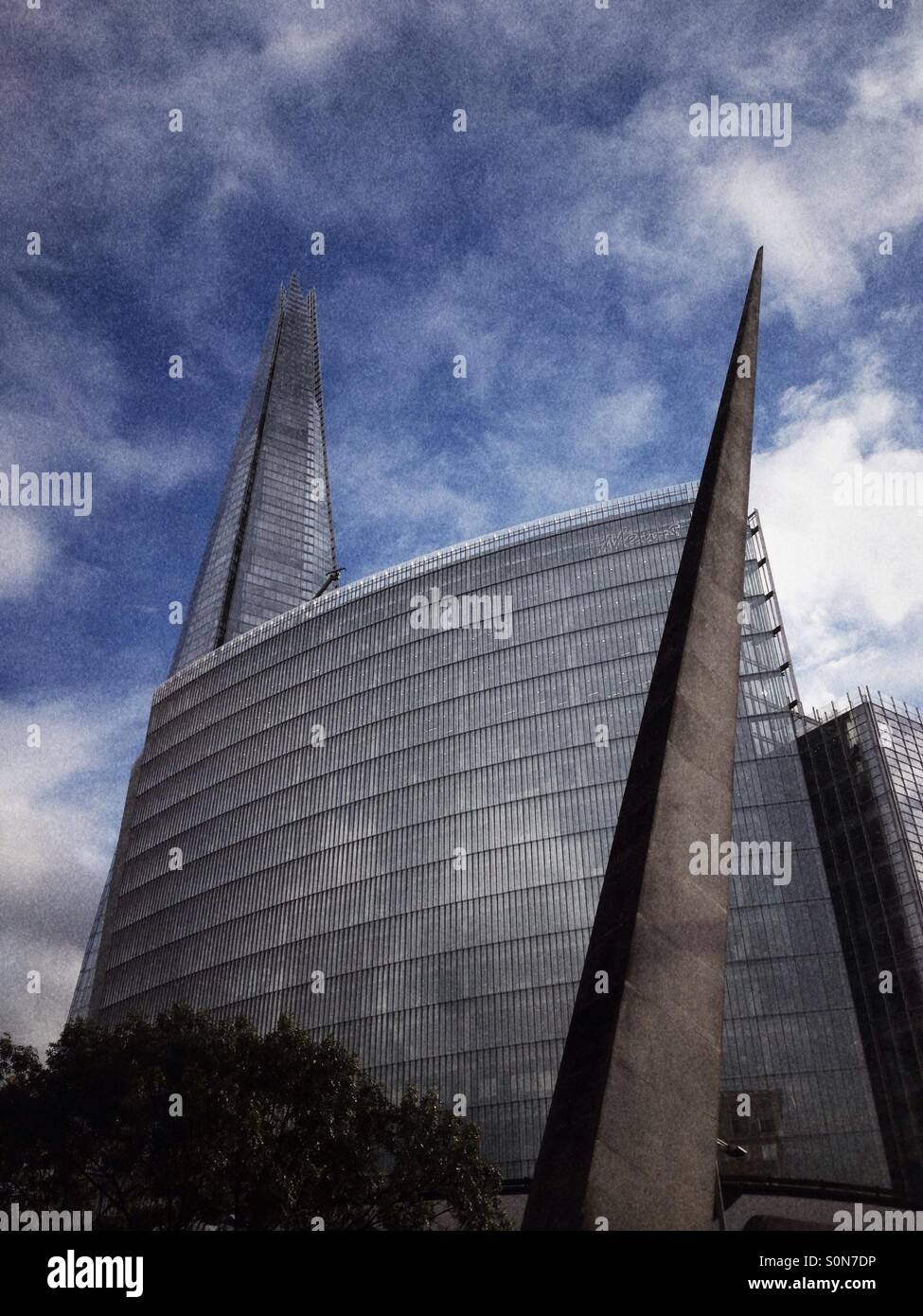 Avec la sculpture Pinnacle Shard gratte-ciel en arrière-plan à Londres Banque D'Images