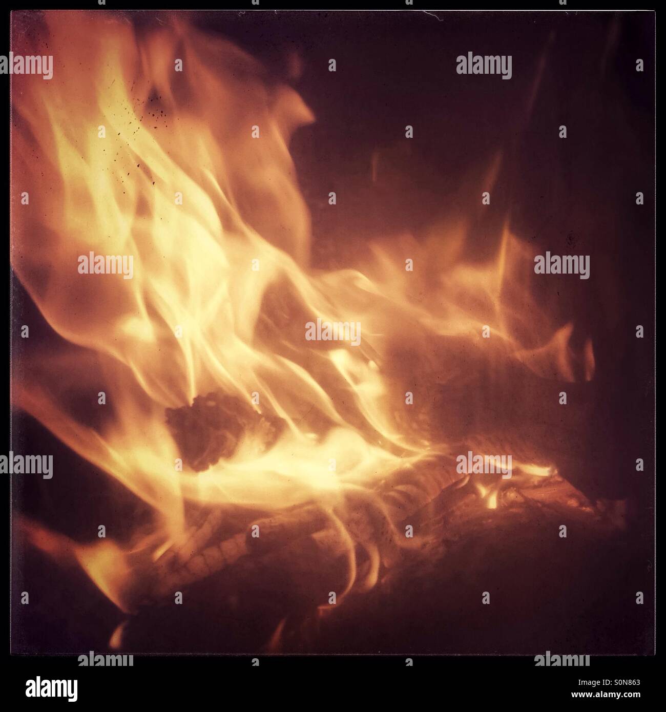 Premier incendie de l'hiver dans le poêle à bois. Banque D'Images