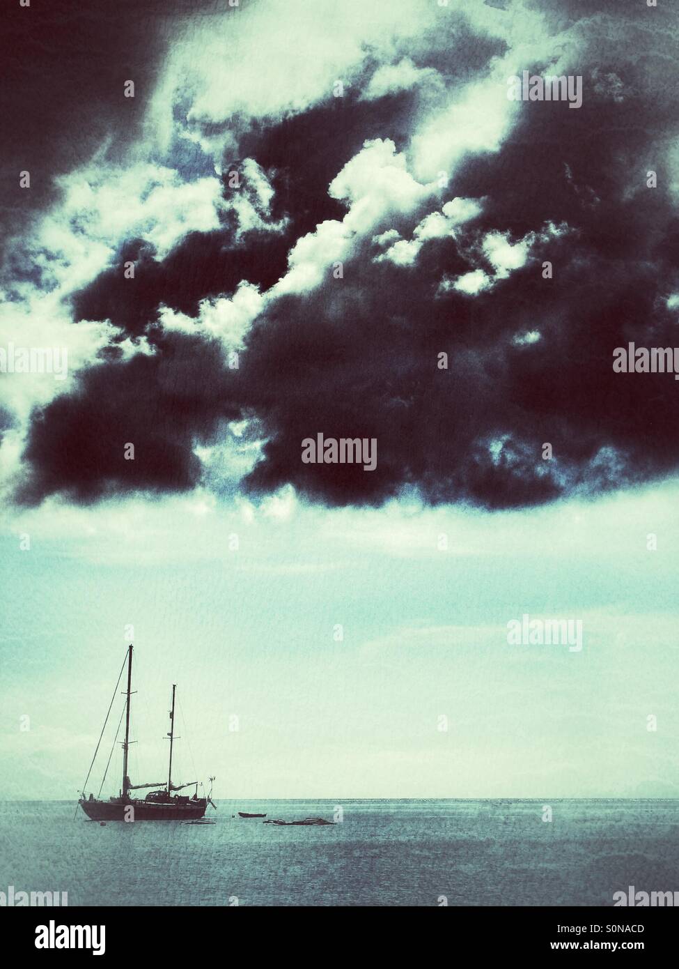 Black storm clouds gathering sur une seule location sur un océan calme. - Image de stock capturée avec un smartphone