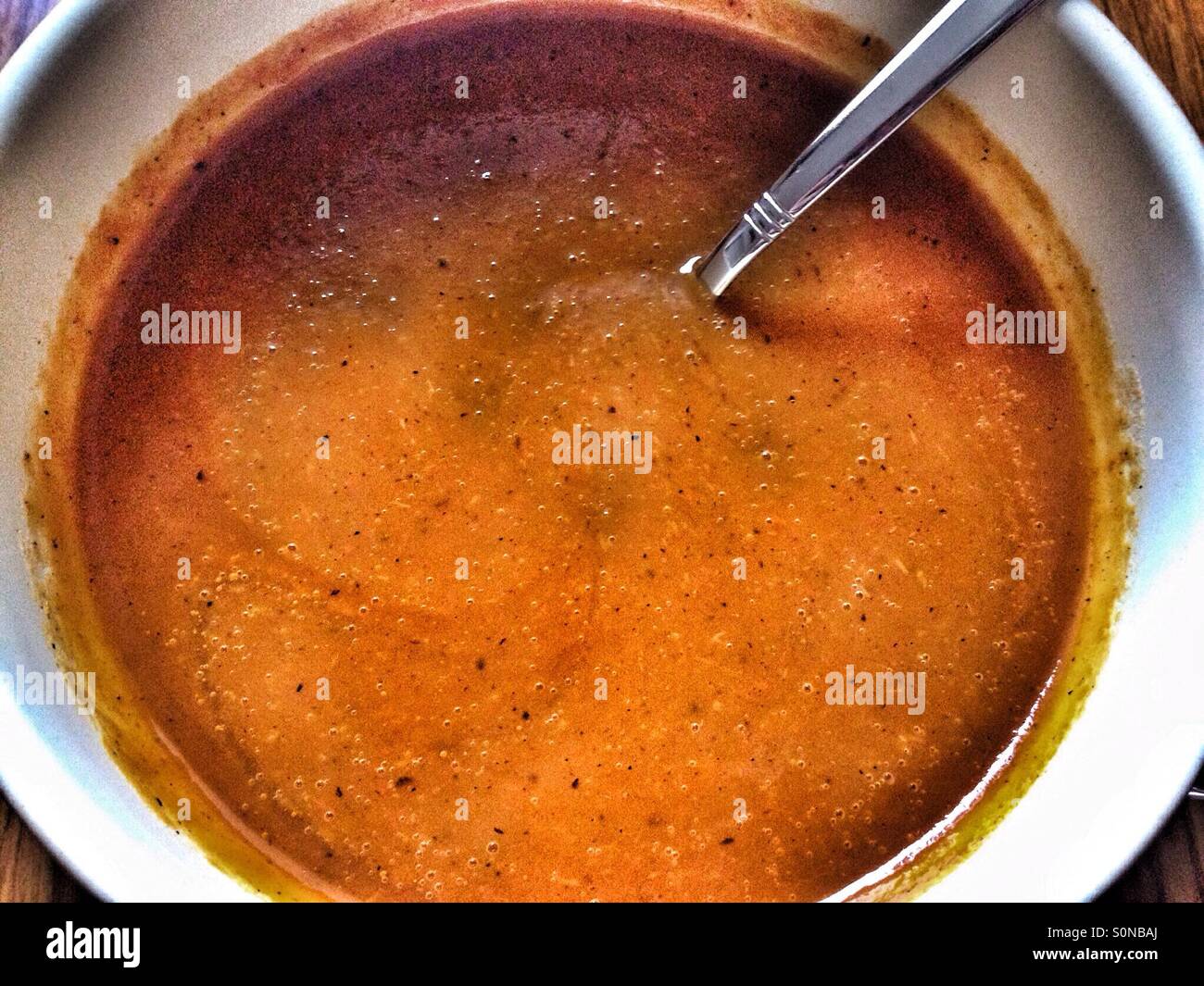 Un bol de soupe au poivre rôti fait maison. - Image de stock capturée avec un smartphone