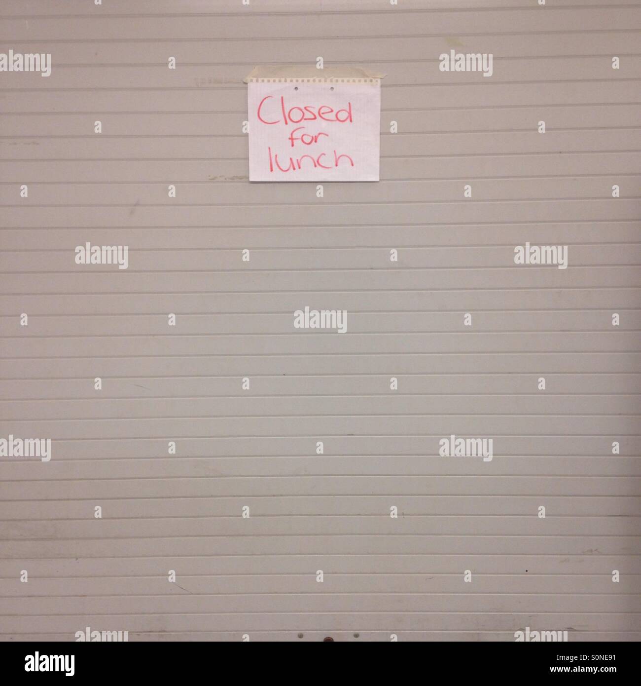 Fermé pour le déjeuner manuscrites signe sur shop volets Banque D'Images