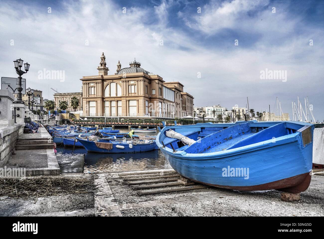 Bateaux de pêche bleu sur le port de bari dans les Pouilles, Italie Banque D'Images