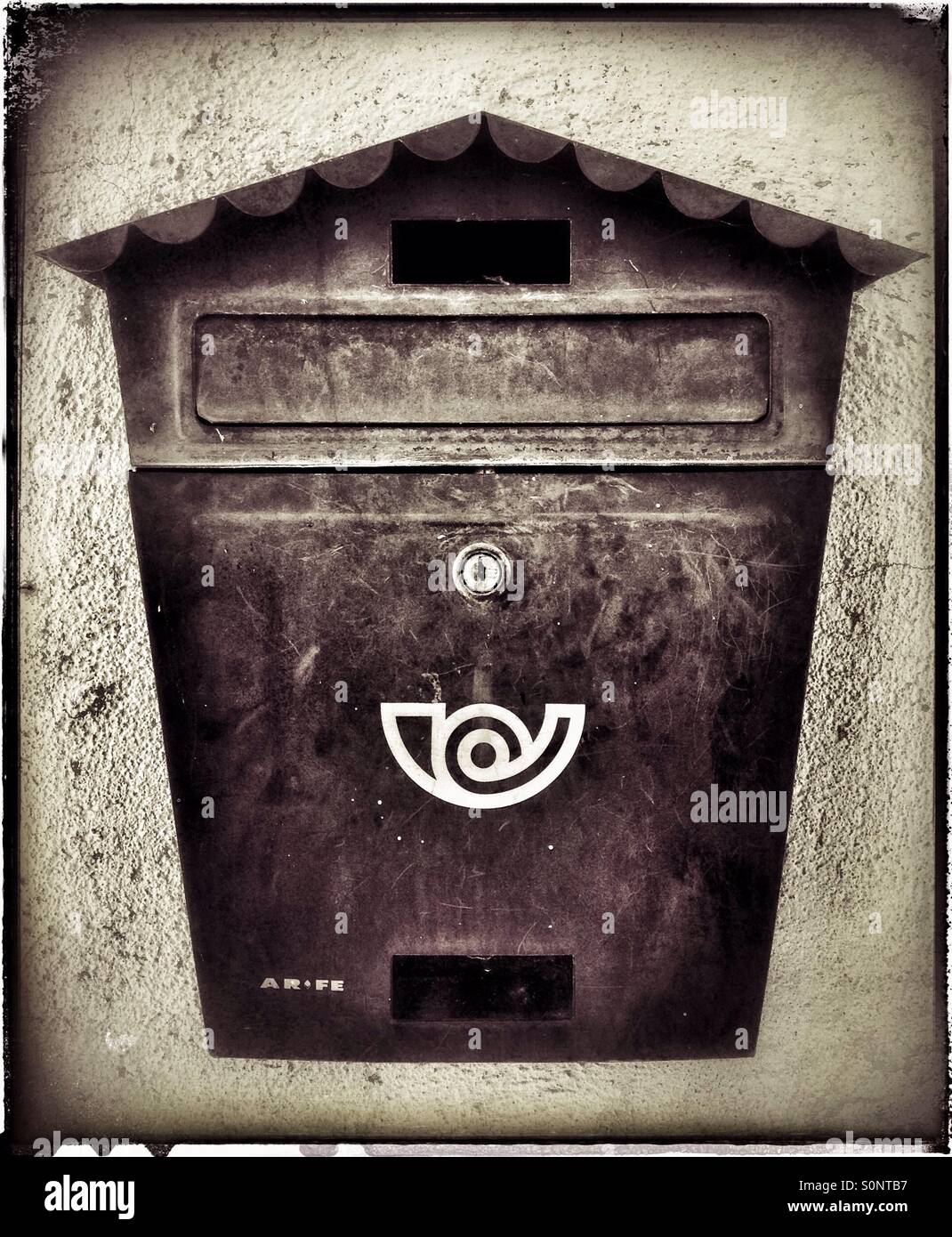Un bureau de poste traditionnel Correus [post] fort dans la ville de Mora d'Ebre, en Catalogne, Espagne. - Image de stock capturée avec un smartphone