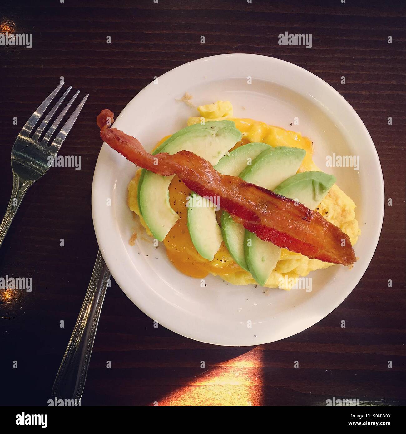 Oeufs, fromage, avocat et bacon - Image de stock capturée avec un smartphone