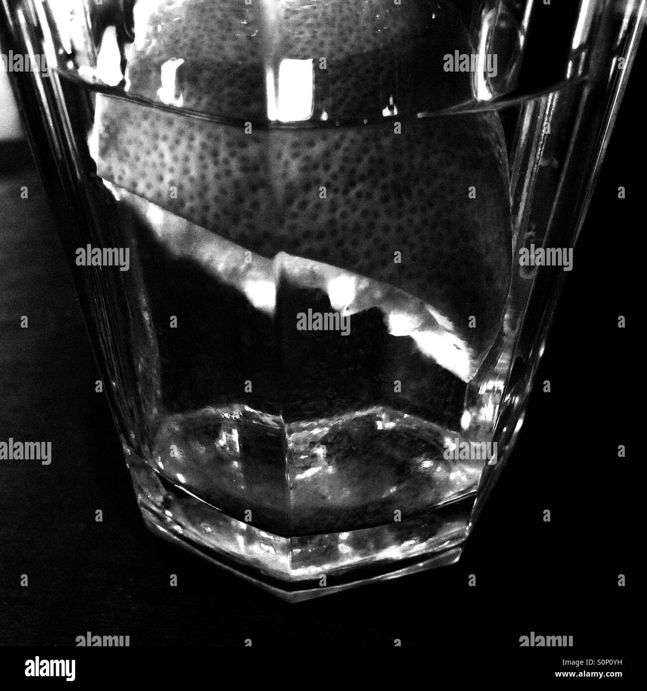 Citron dans verre d'eau Banque D'Images