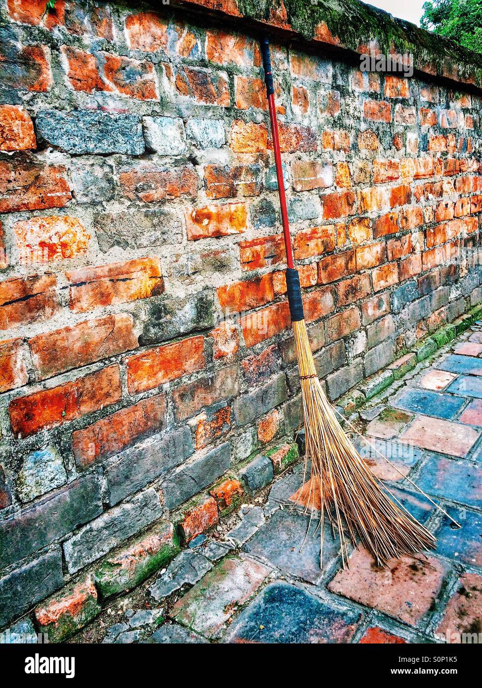 Broom leaning against wall - Image de stock capturée avec un smartphone