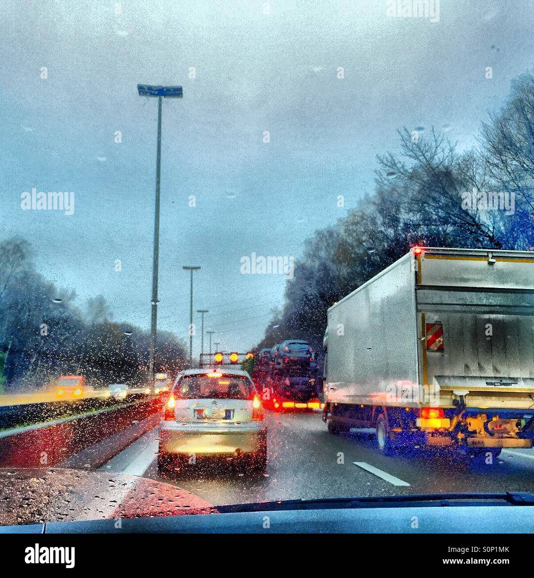 Belgique : Embouteillage sur une autoroute par une journée de pluie, vu à travers le pare-brise - Image de stock capturée avec un smartphone