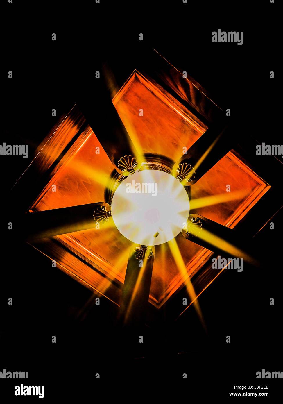 La lumière et le ventilateur de plafond - Image de stock capturée avec un smartphone