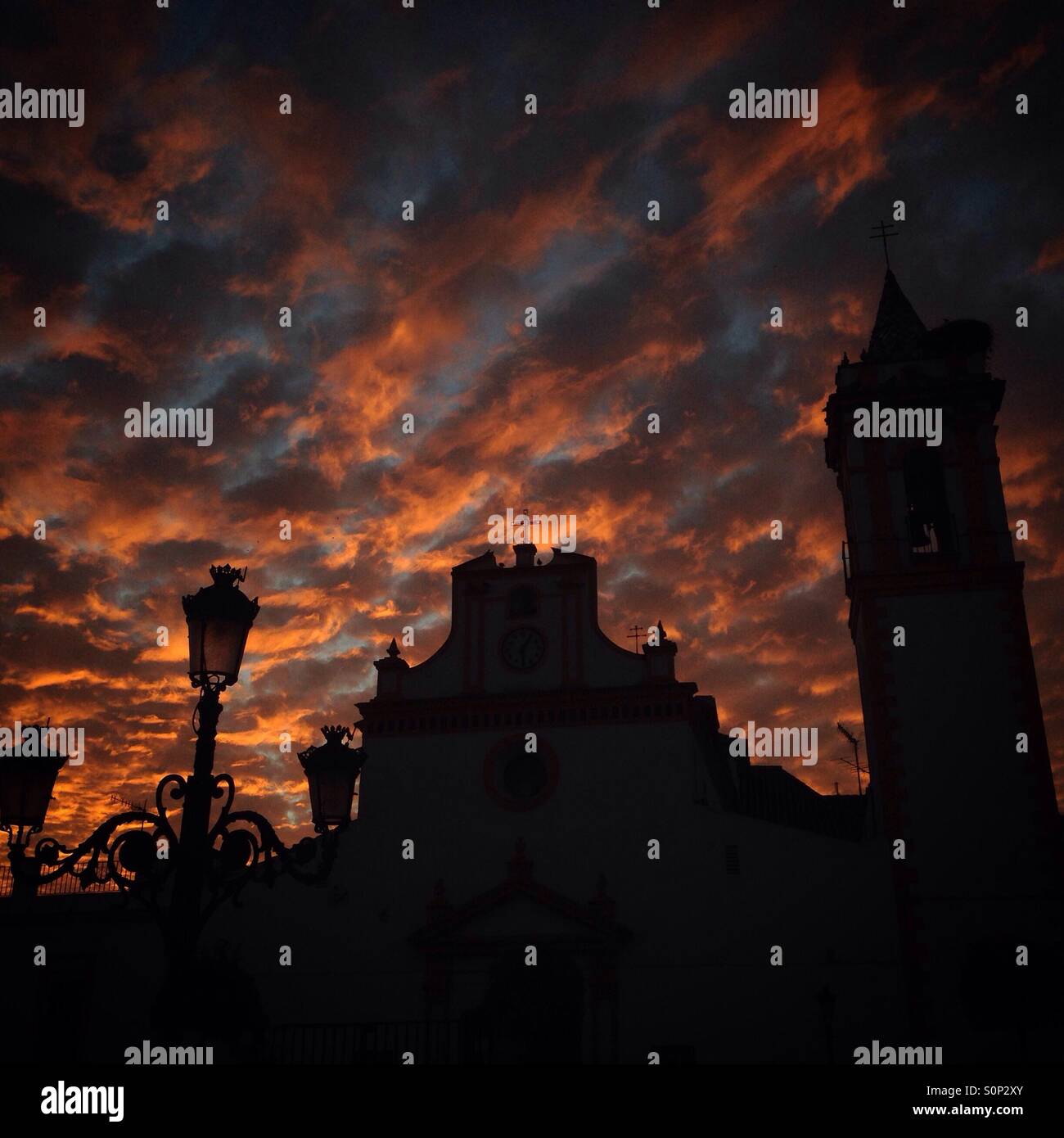 Coucher du soleil jaune dans une place de l'église. Prado del Rey, Cadix, Andalussia, Espagne Banque D'Images