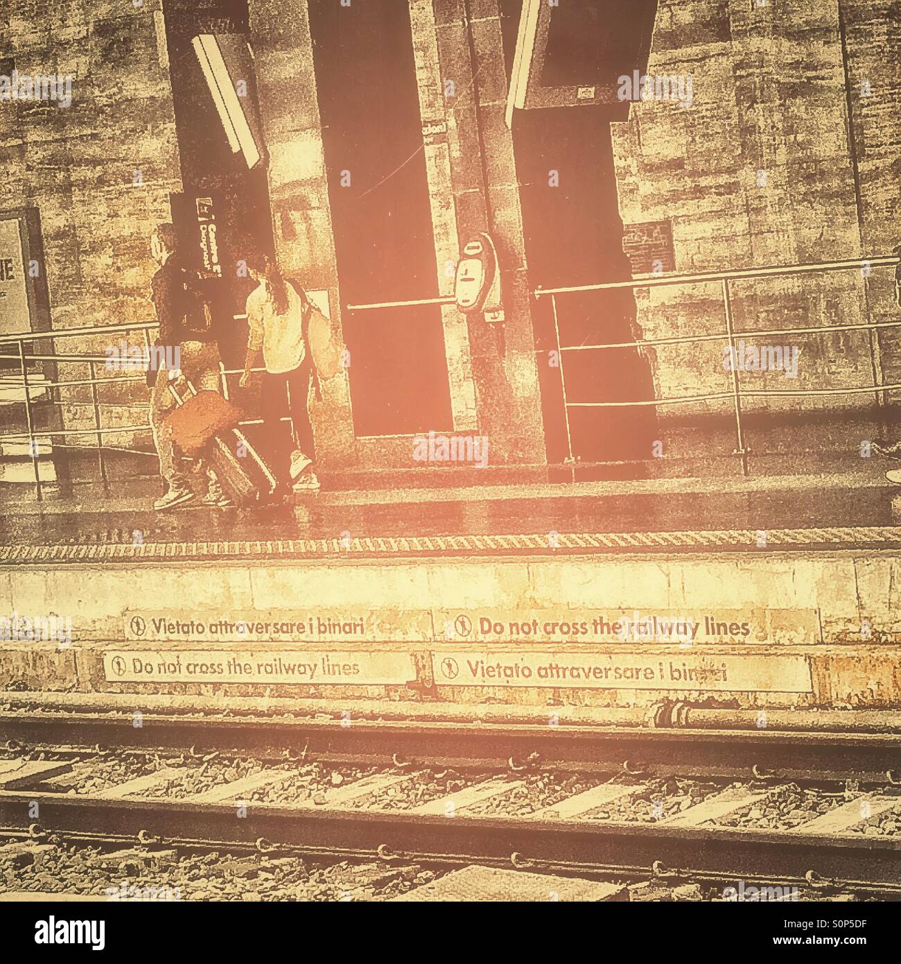 Ne traversez pas les lignes de chemin de fer - Image de stock capturée avec un smartphone
