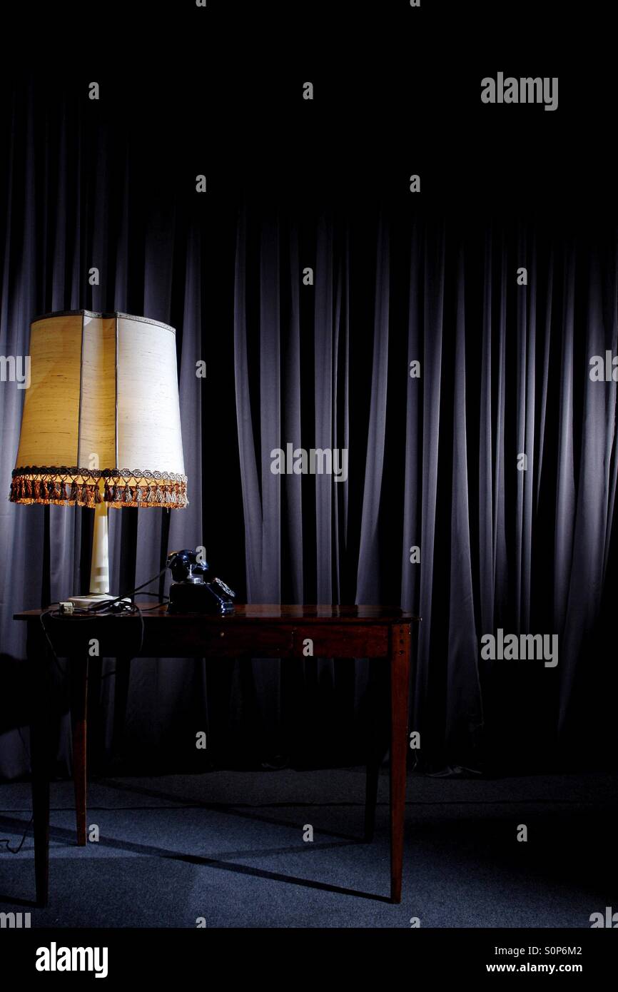 La mi 30s... Une table, une lampe et un vieux téléphone à cadran - Image de stock capturée avec un smartphone