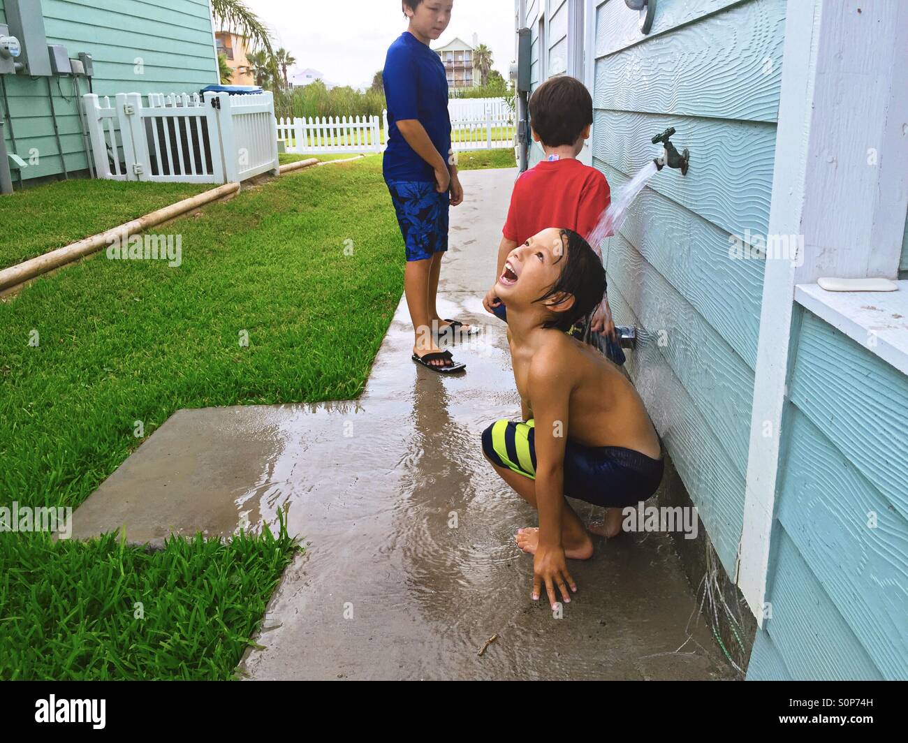 Les garçons rincer après la baignade. Jouant dans l'eau. Banque D'Images