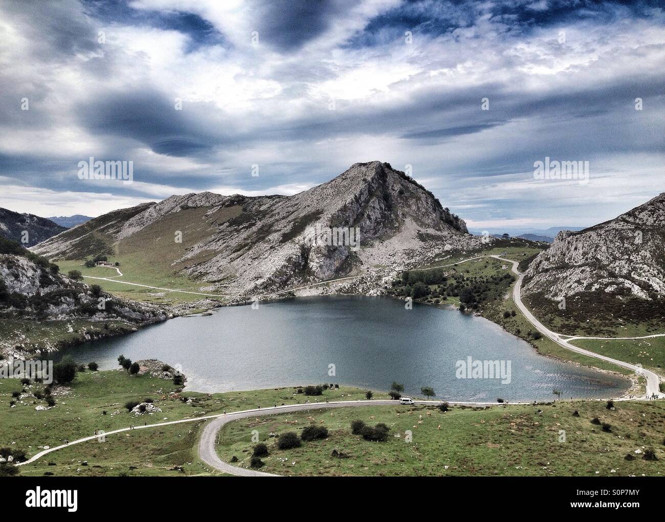 Vue du lac Enol dans les Lacs de Covadonga, dans les Asturies - Espagne Banque D'Images