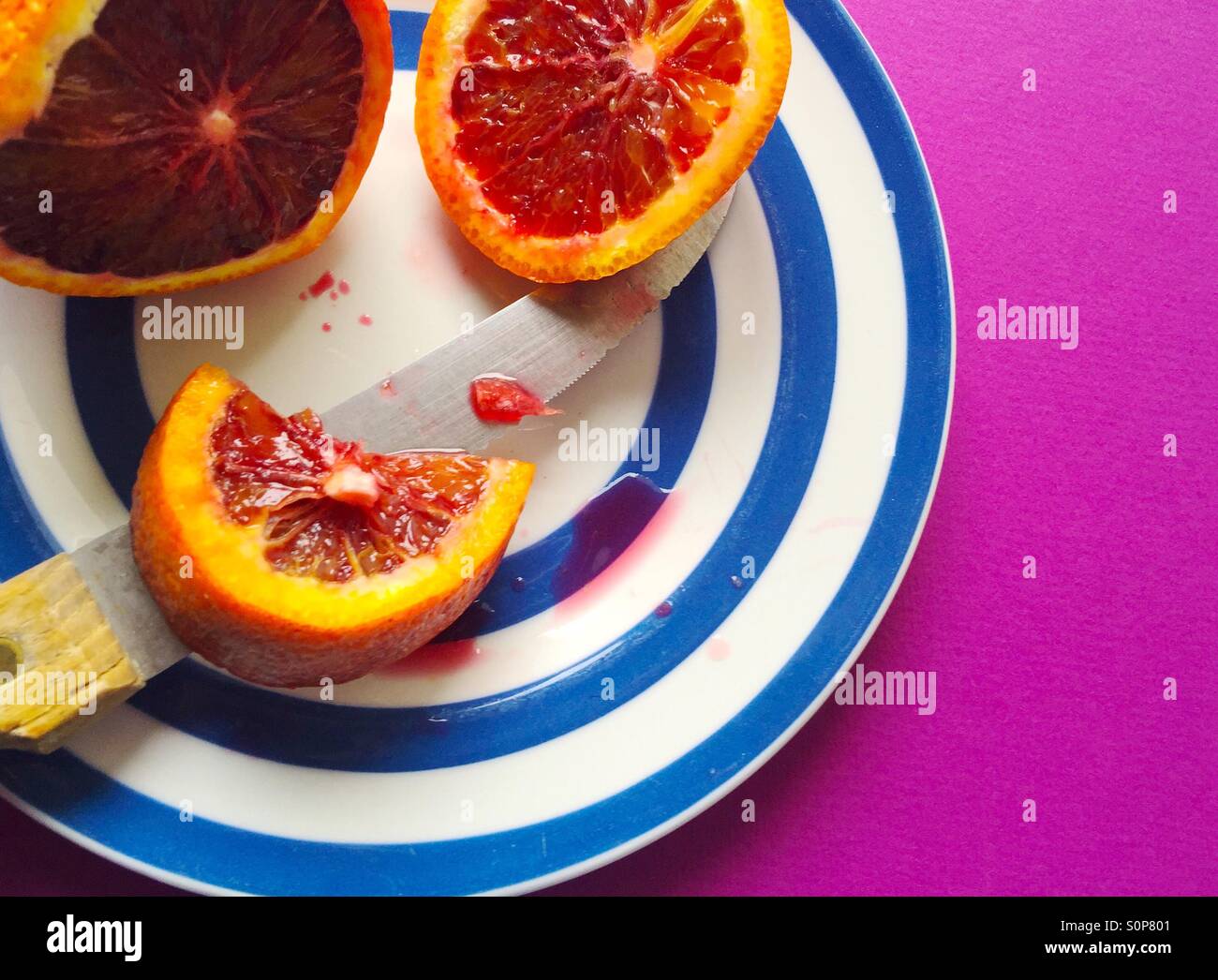 Orange sanguine avec couteau en bleu- plat annelé Banque D'Images