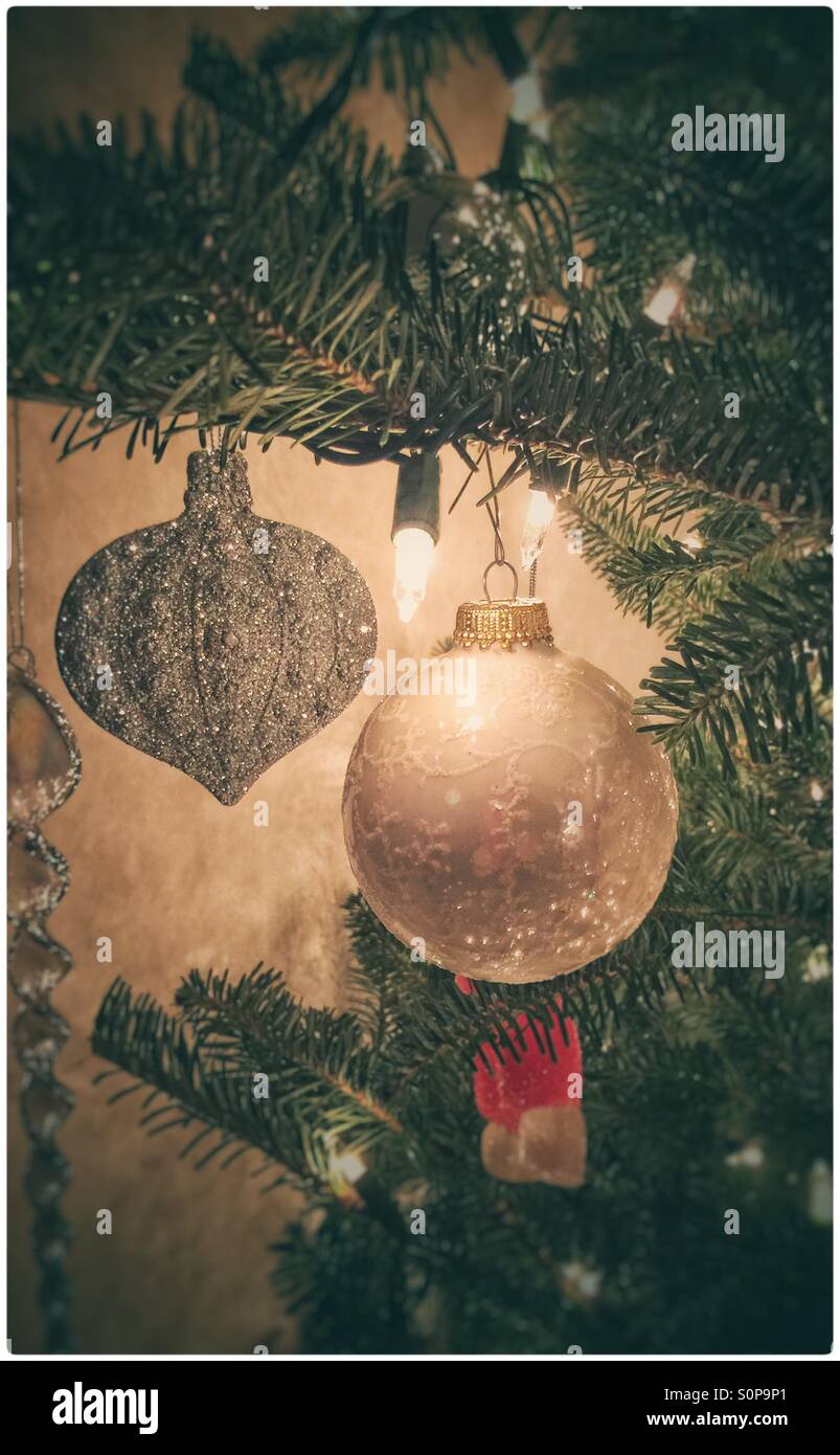 Décorations de Noël sur l'arbre Banque D'Images