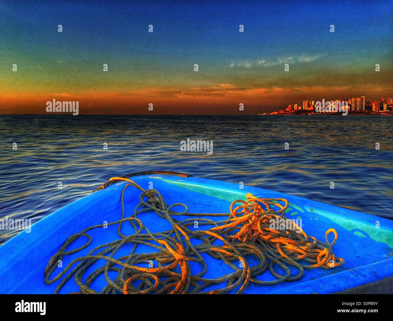 Bateau de pêche,bateau,cordes,Ras Beyrouth, Liban,Hussein el SANEH,bleu,ciel brumeux de l'eau Banque D'Images